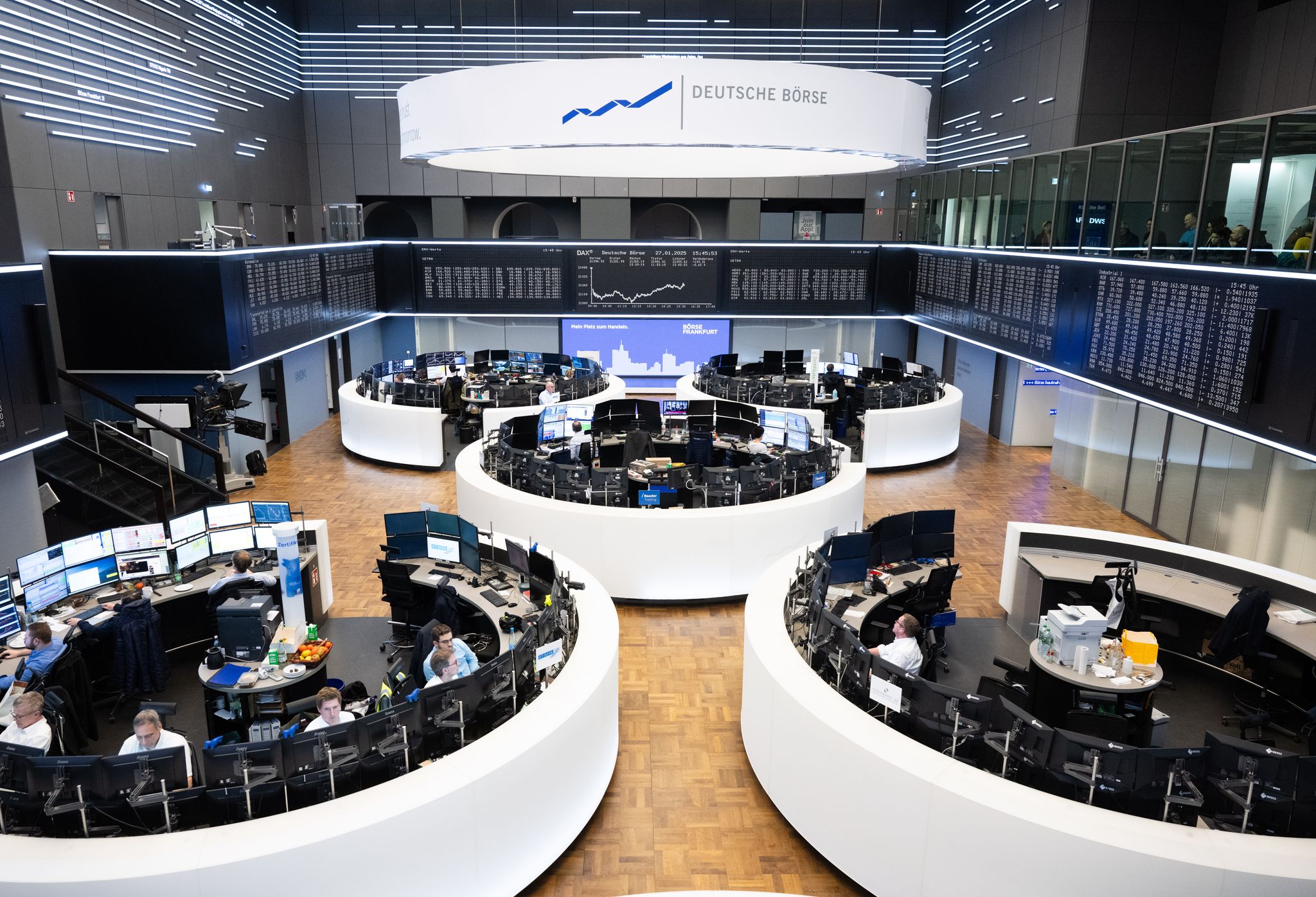 Rüstungs- und Autowerte treiben Dax über 23.000 Punkte
