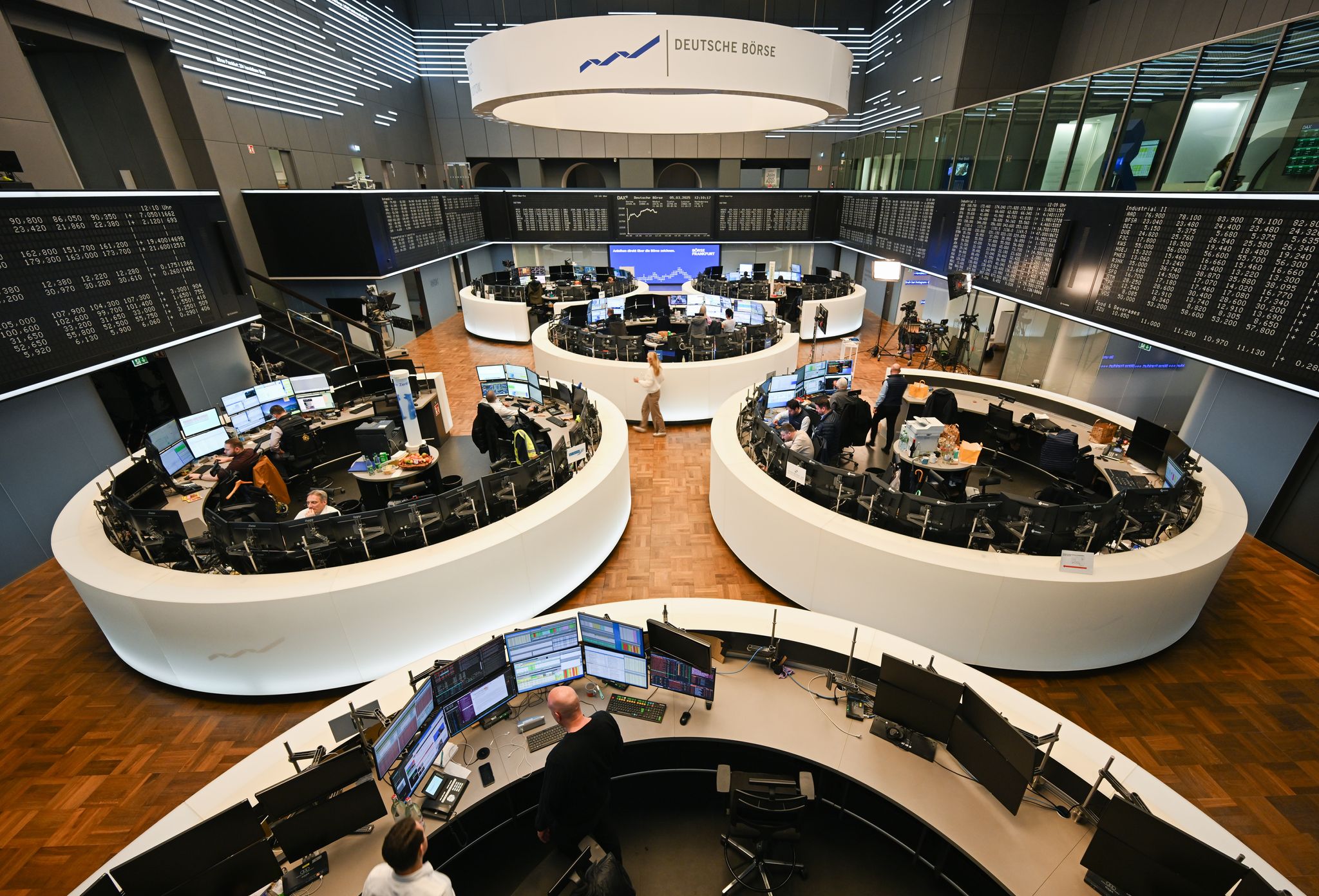 Dax-Konzerne streichen erstmals seit Jahren Jobs