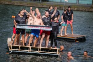 «Unser Stahl geht baden»: Stahlarbeiter springen ins Wasser