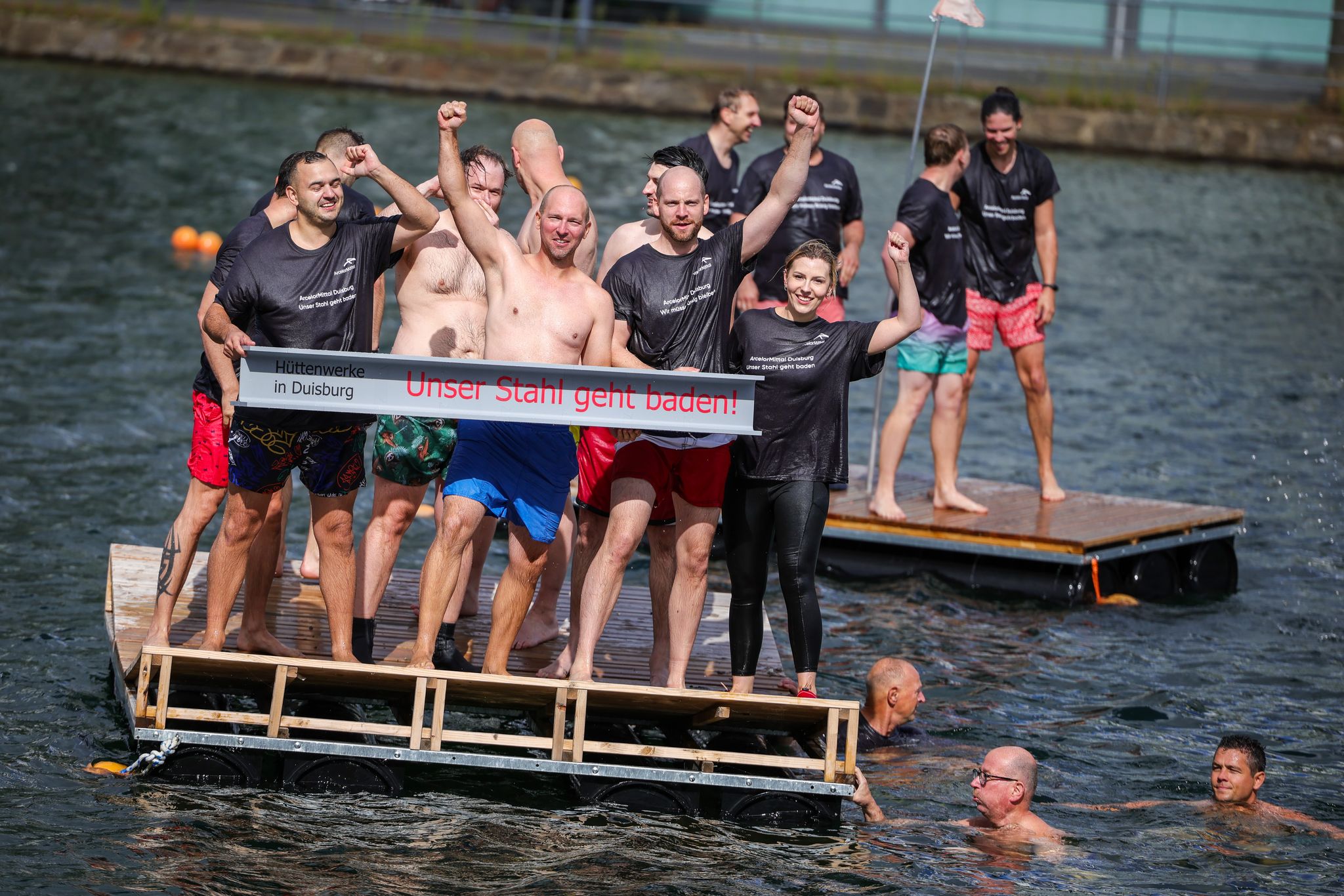 «Unser Stahl geht baden»: Stahlarbeiter springen ins Wasser