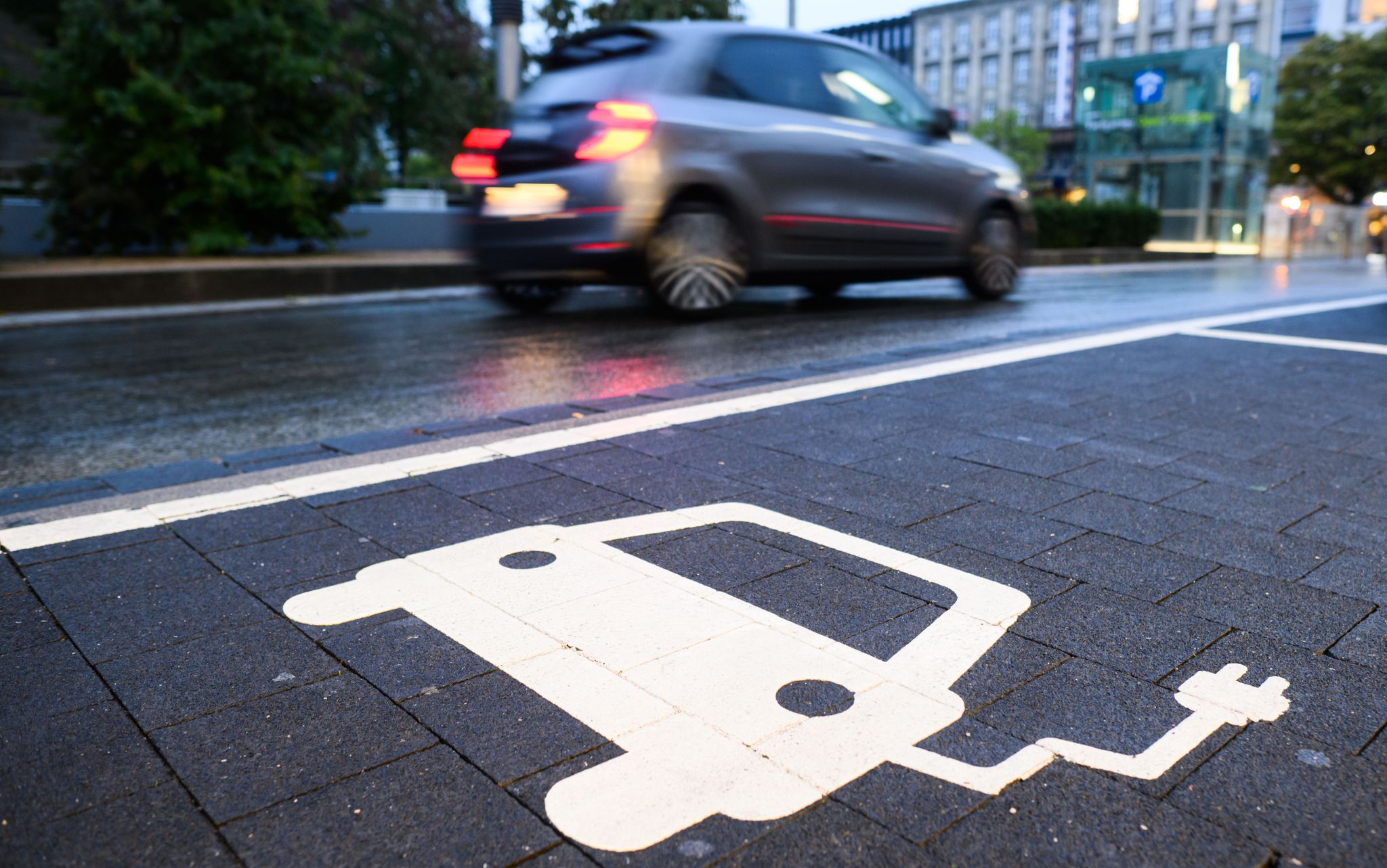 Mehr Rabatt auf E-Autos – auch wegen CO2-Zielen