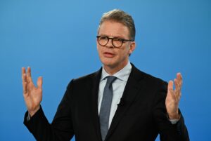 Sewing: Unterstützen Aufklärung der Geldwäschevorwürfe