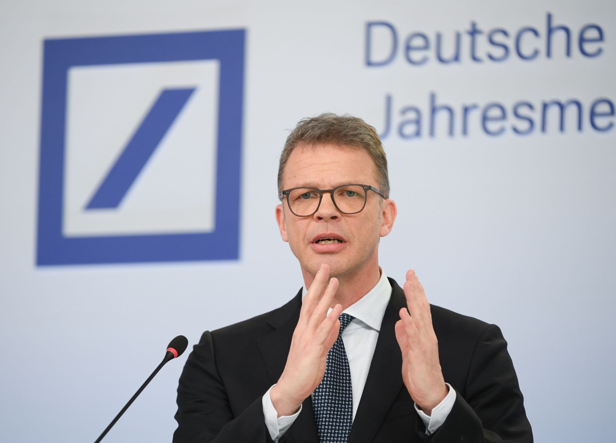 Deutsche Bank tritt noch stärker auf die Kostenbremse