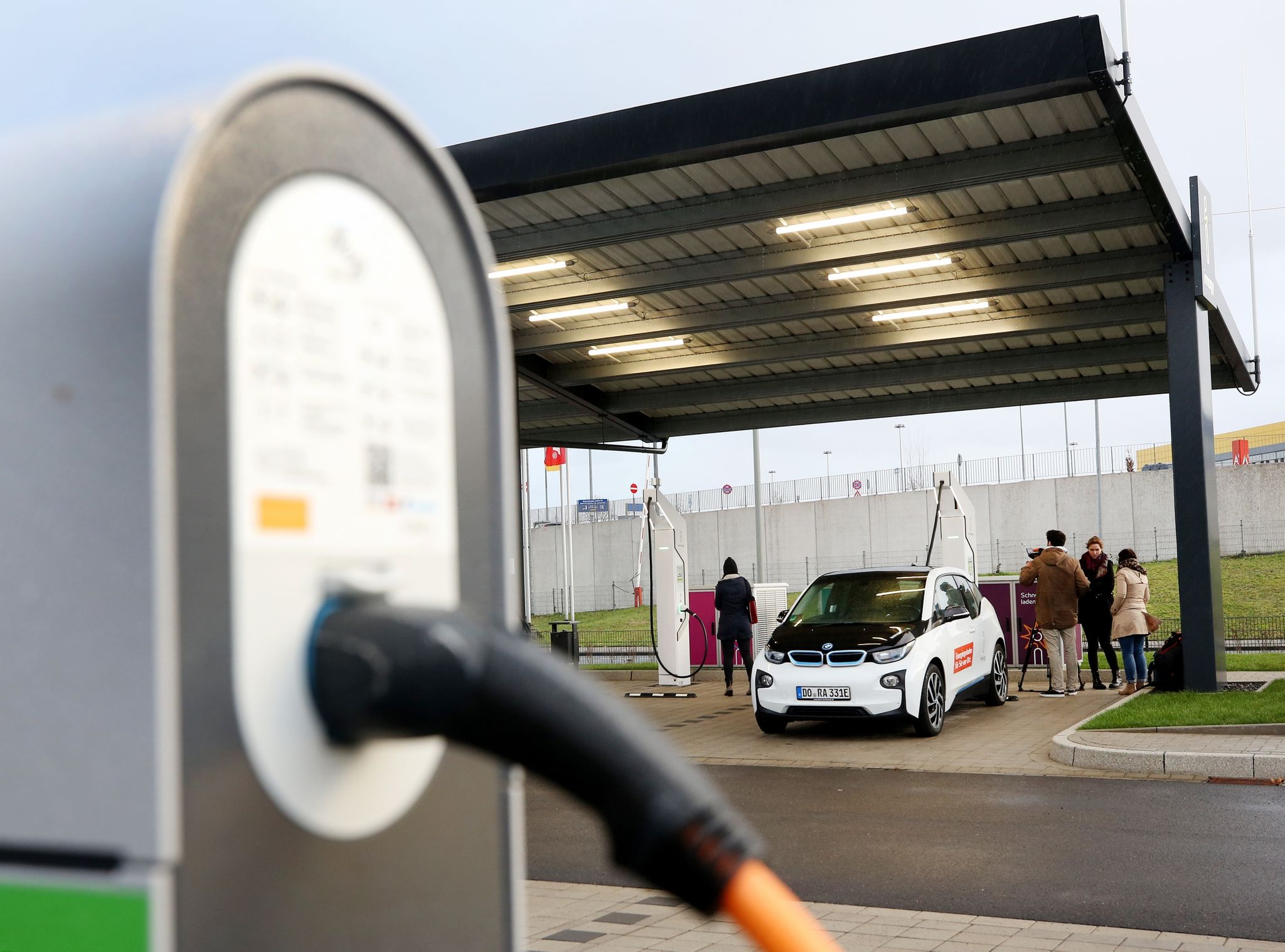 VDA-Chefin Müller: Ladesäulenausbau muss sich beschleunigen