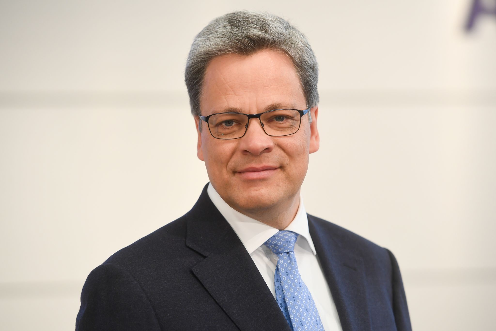 Commerzbank-Chef Knof stimmt auf tiefgreifenden Umbau ein
