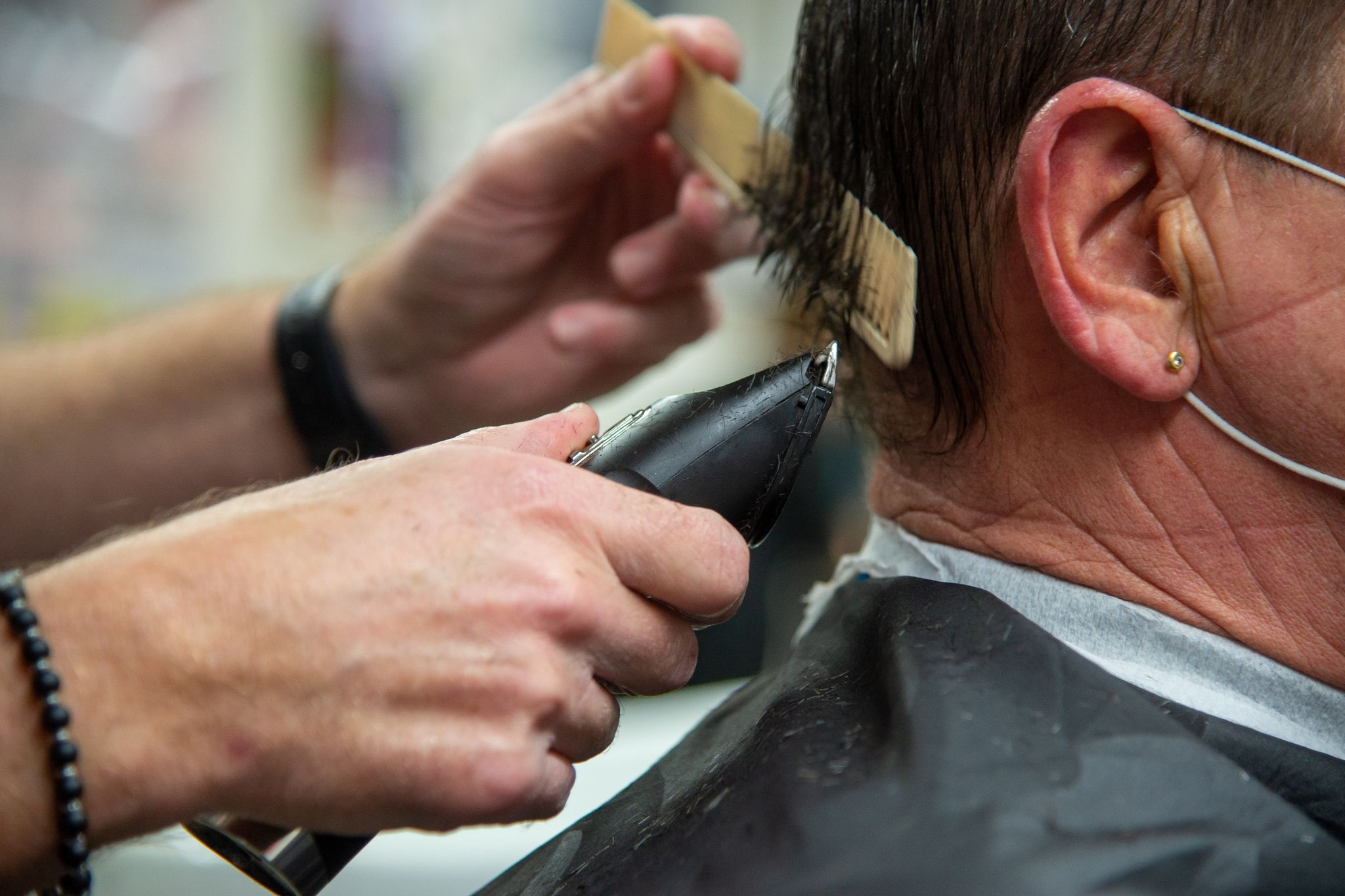 In Bremen dürfen Friseure zu ihren Kunden ins Haus kommen