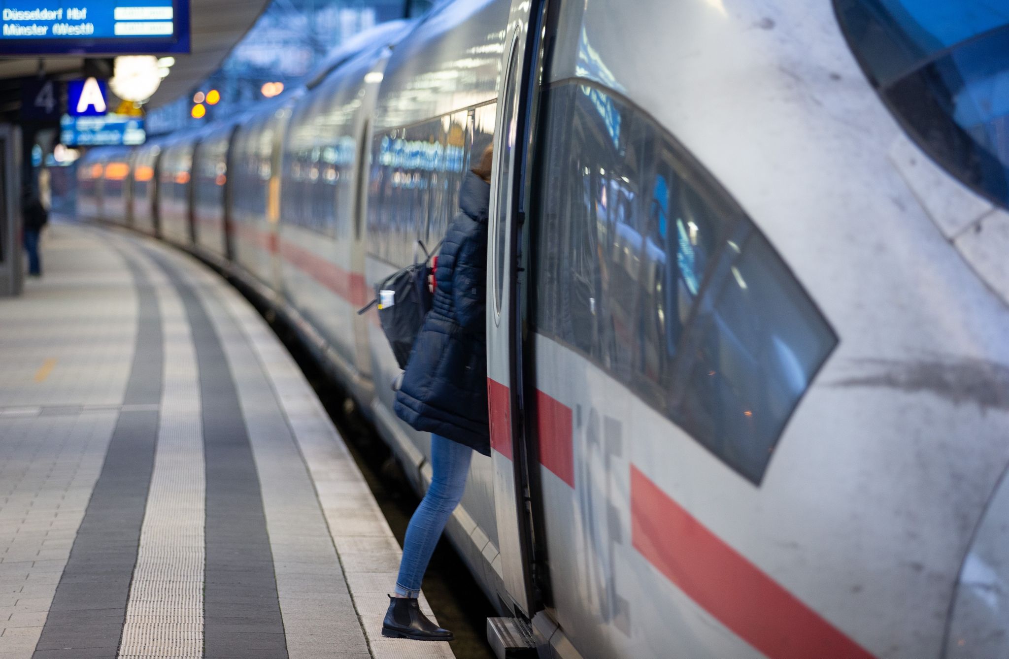 Bahn verkauft ab 2022 keine Papier-Fahrkarten mehr im Zug