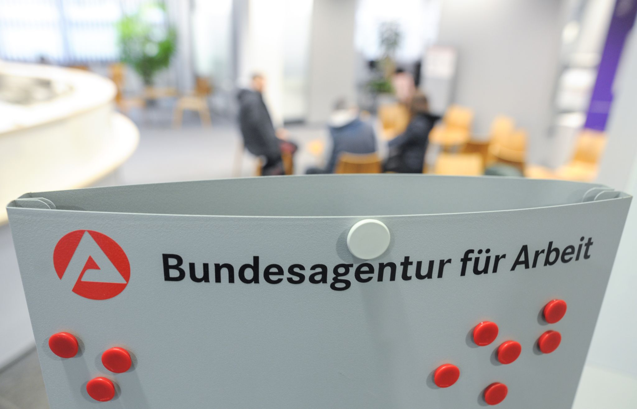 Ein Jahr Härtetest – Arbeitsmarkt bleibt trotz Wunden stabil