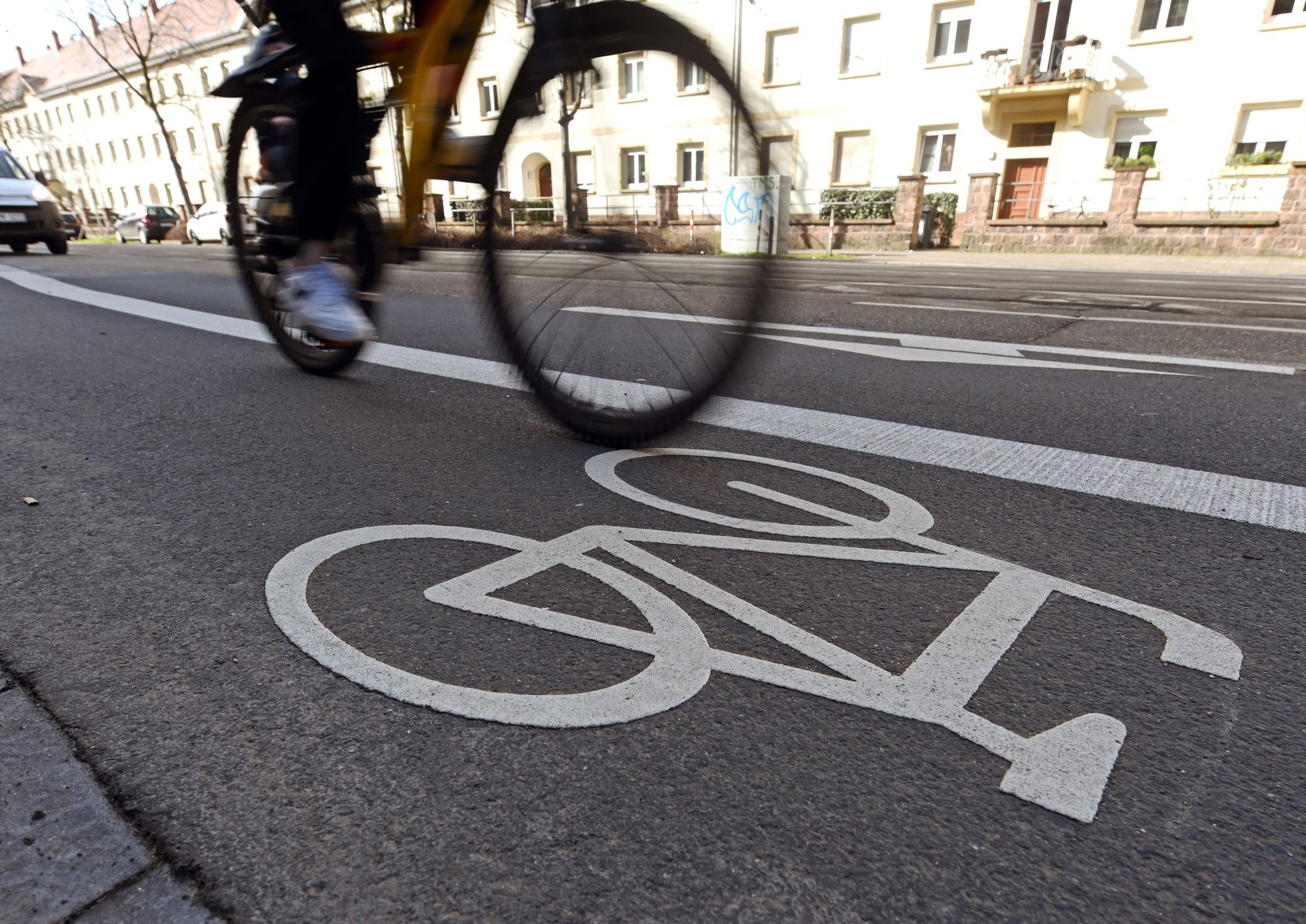 Menschen in Deutschland steigen auf Fahrrad und Pkw um