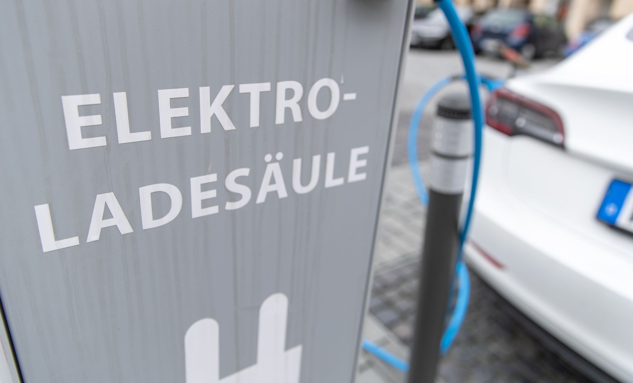 Immer mehr Ladestationen für E-Autos – Zukunft gesichert?