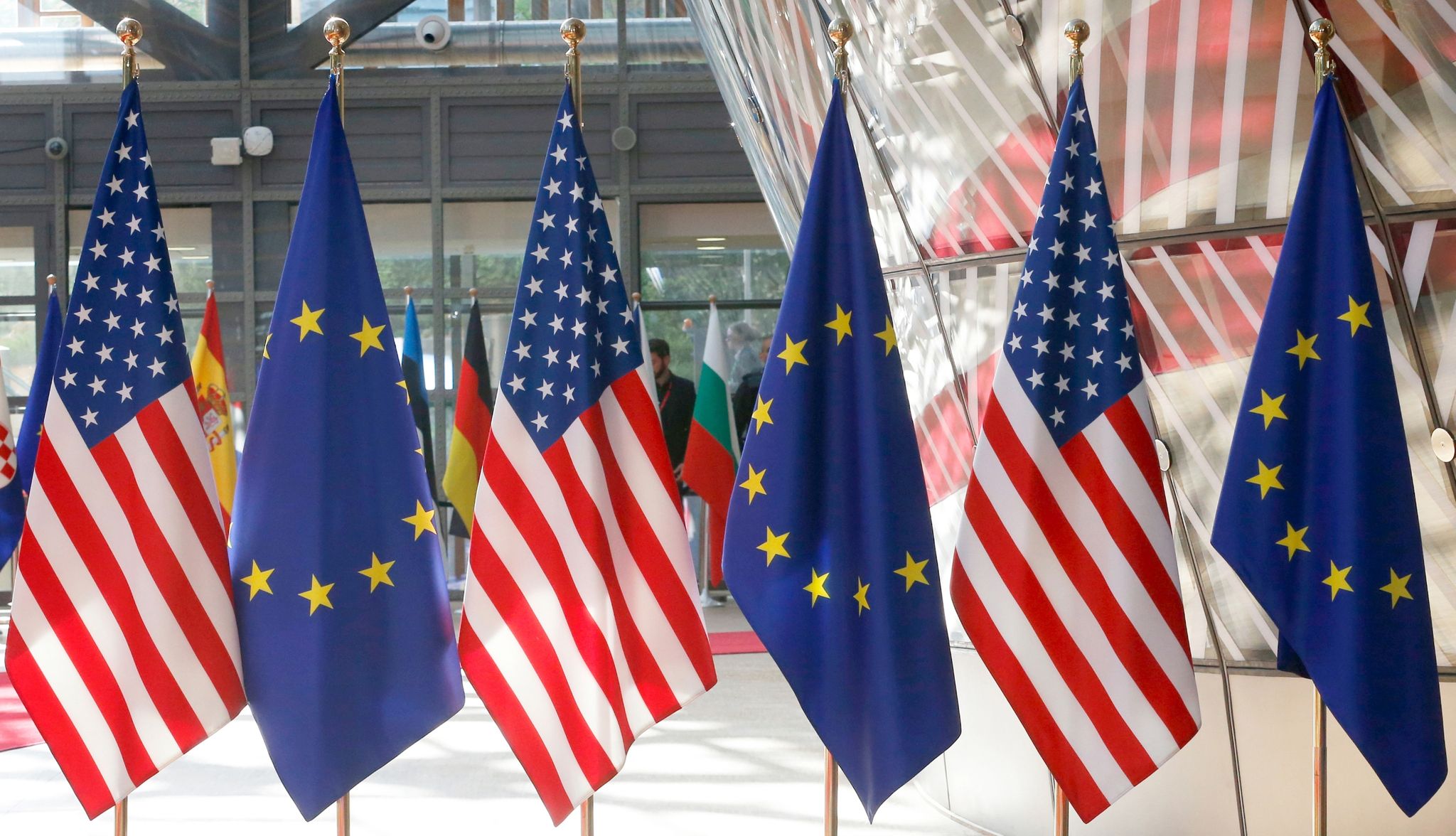 EU und USA setzen wechselseitig verhängte Strafzölle aus