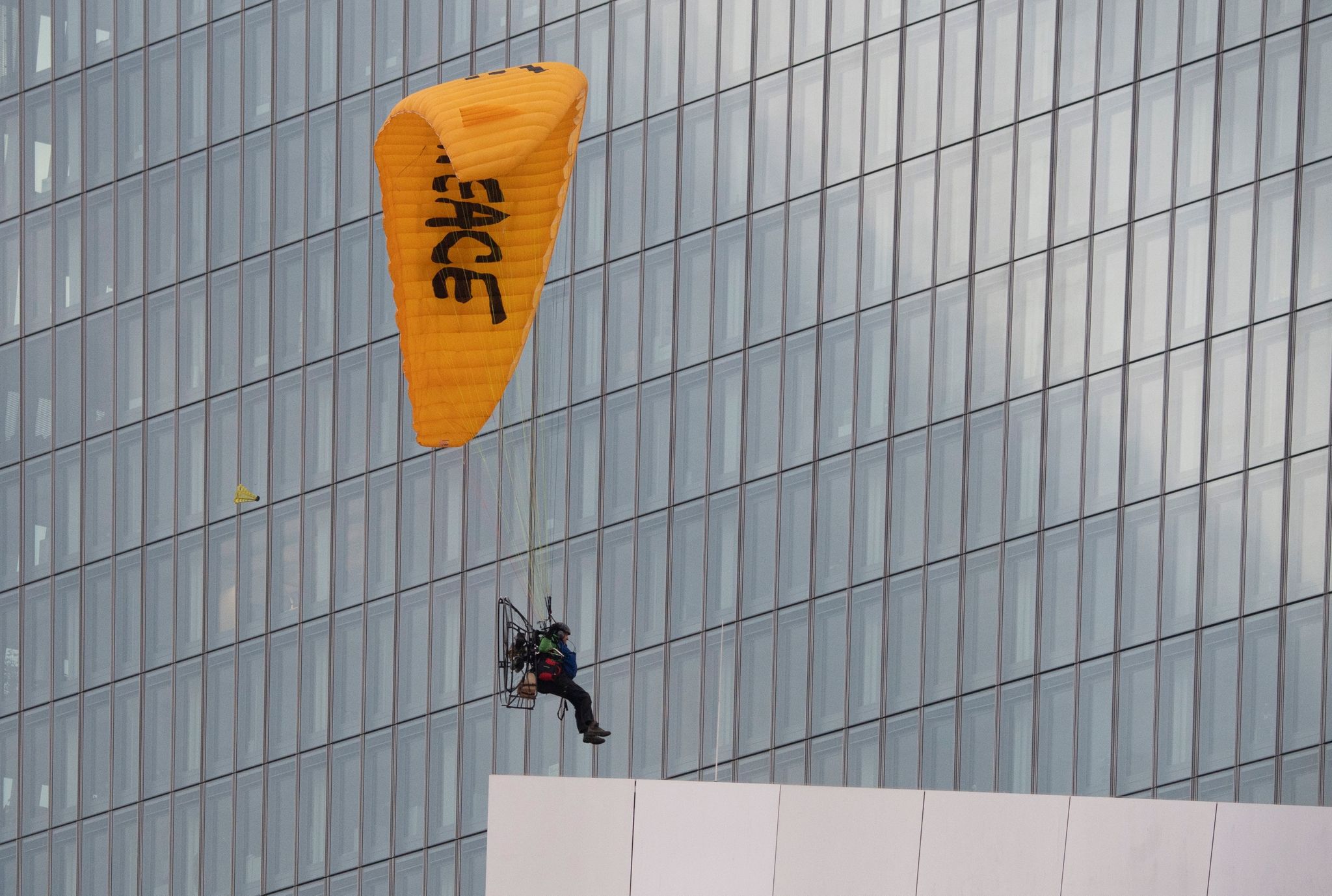 Greenpeace-Aktion: Gleitschirm-Protestflug an der EZB