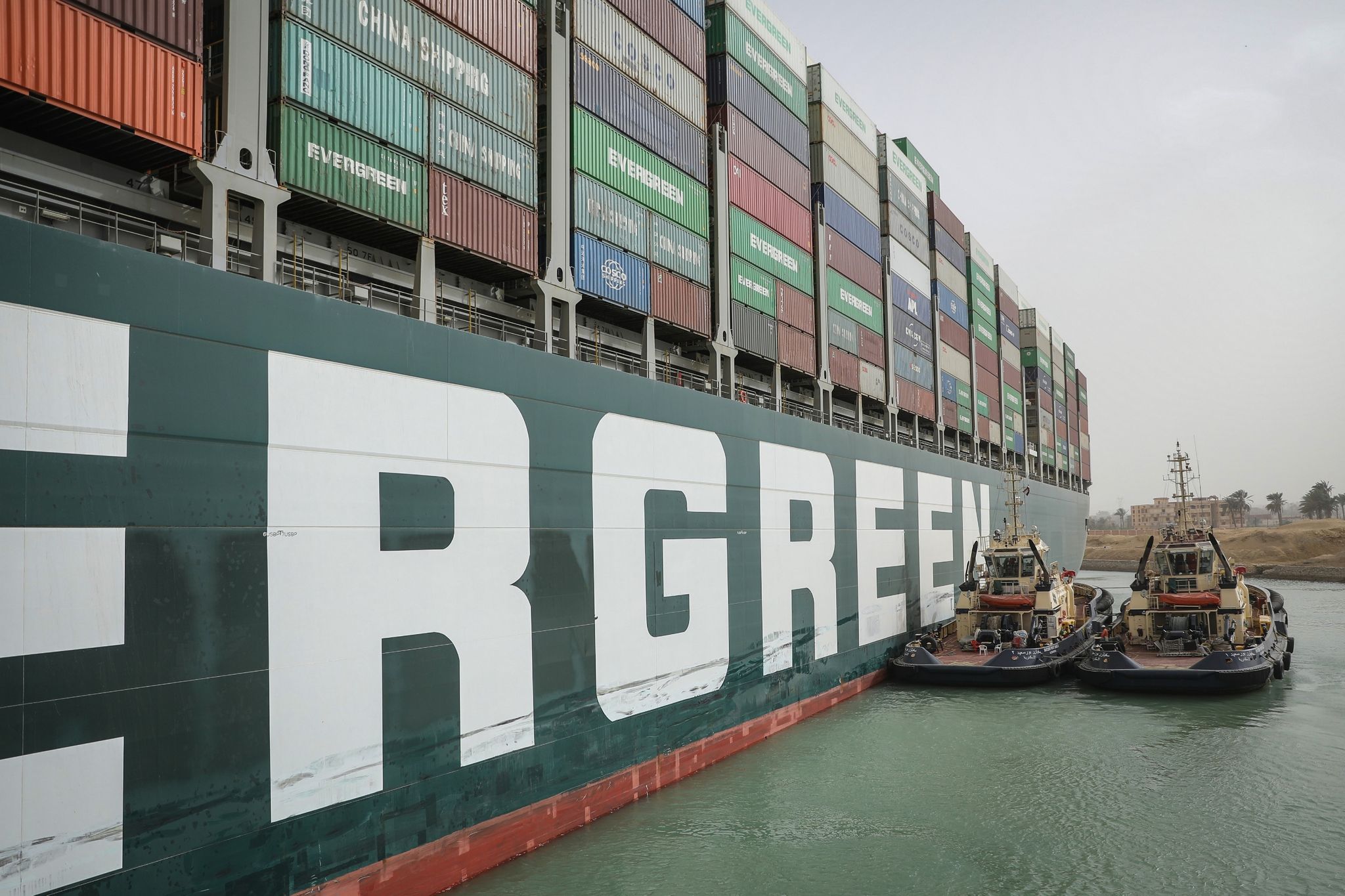 Blockade im Suezkanal: Schlepperboote setzen Arbeit fort