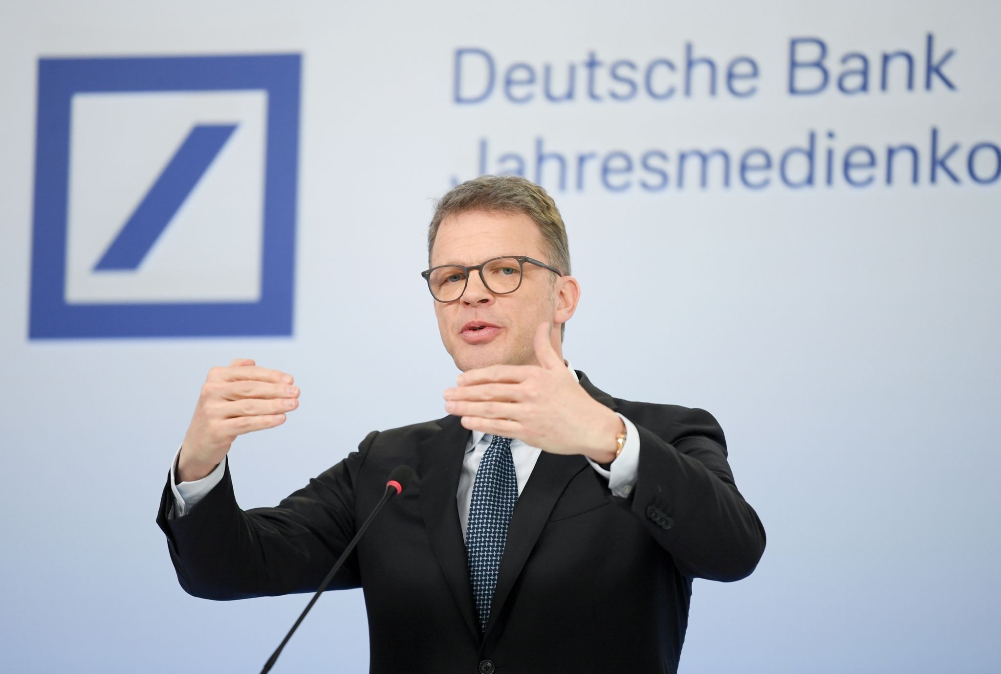 Deutsche Bank verlängert mit Vorstandschef Sewing
