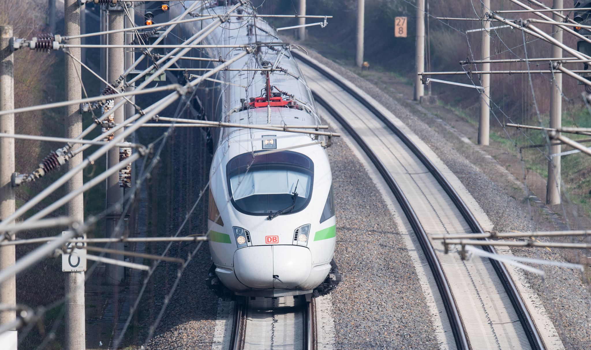 Weniger Inlandsflüge angestrebt: Passagiere in Züge holen