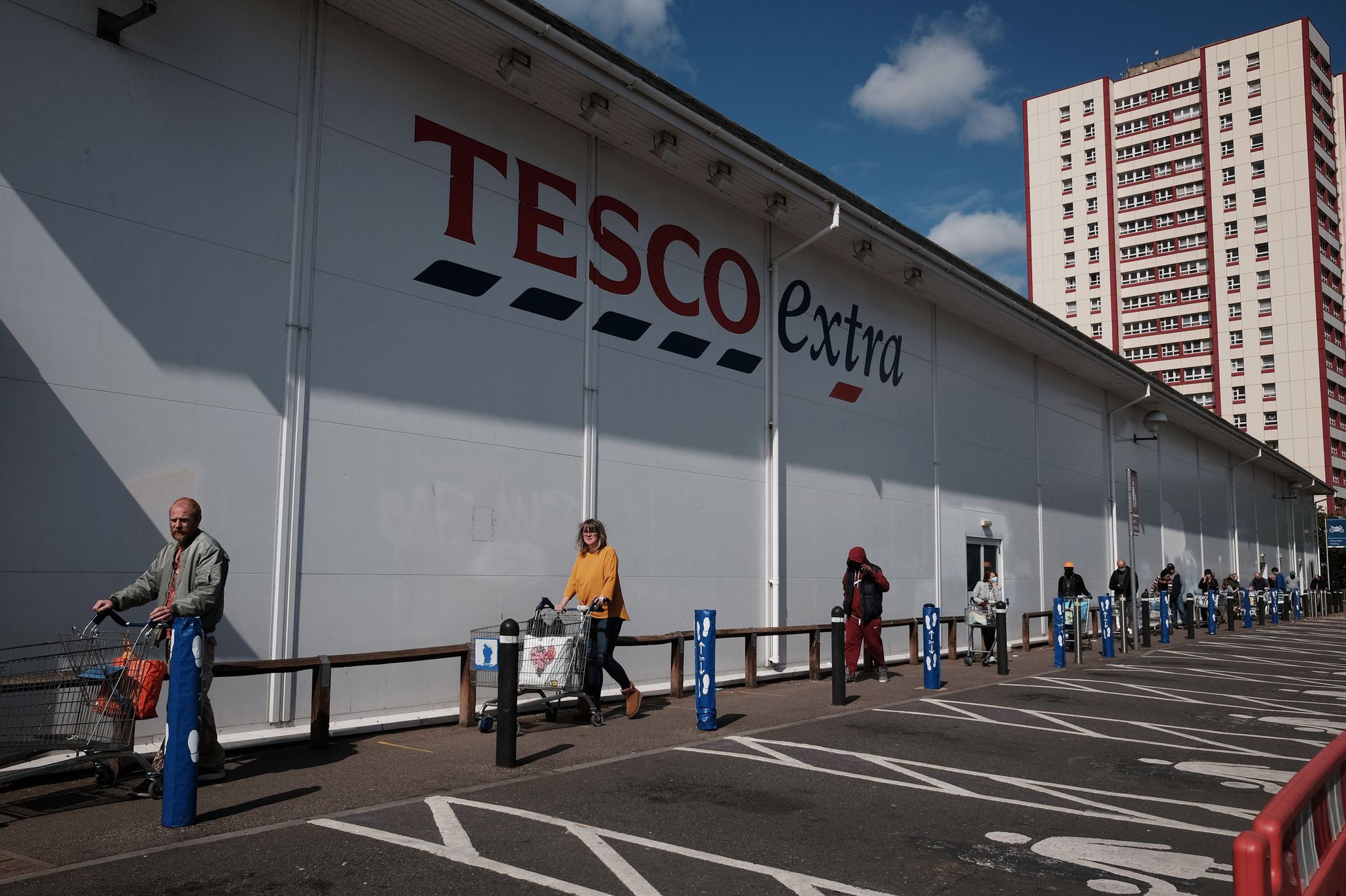 Abgelaufene Lebensmittel verkauft – Tesco muss zahlen