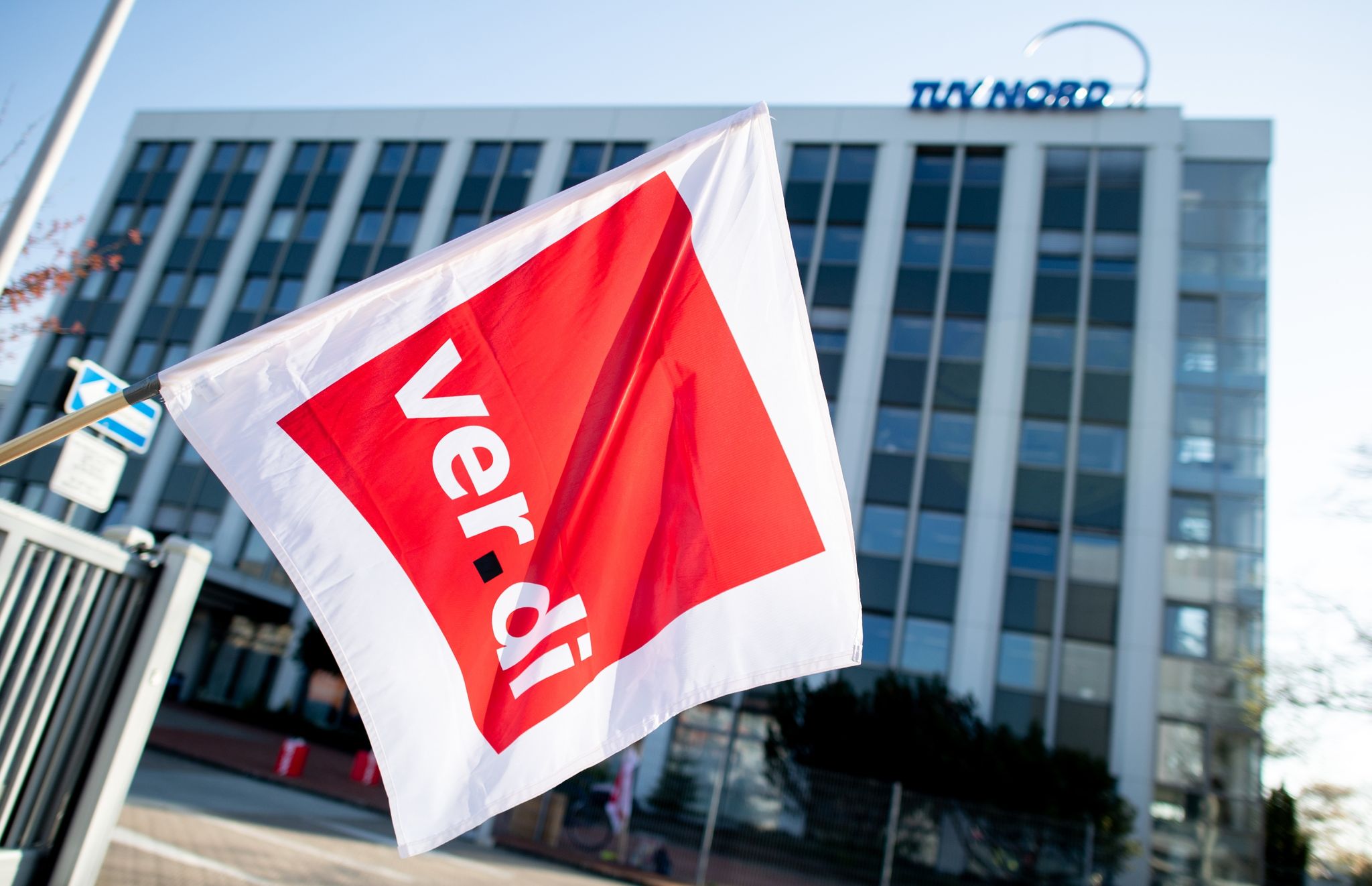 Tüv-Warnstreiks: Ausfälle bei Fahrprüfungen und an Stationen