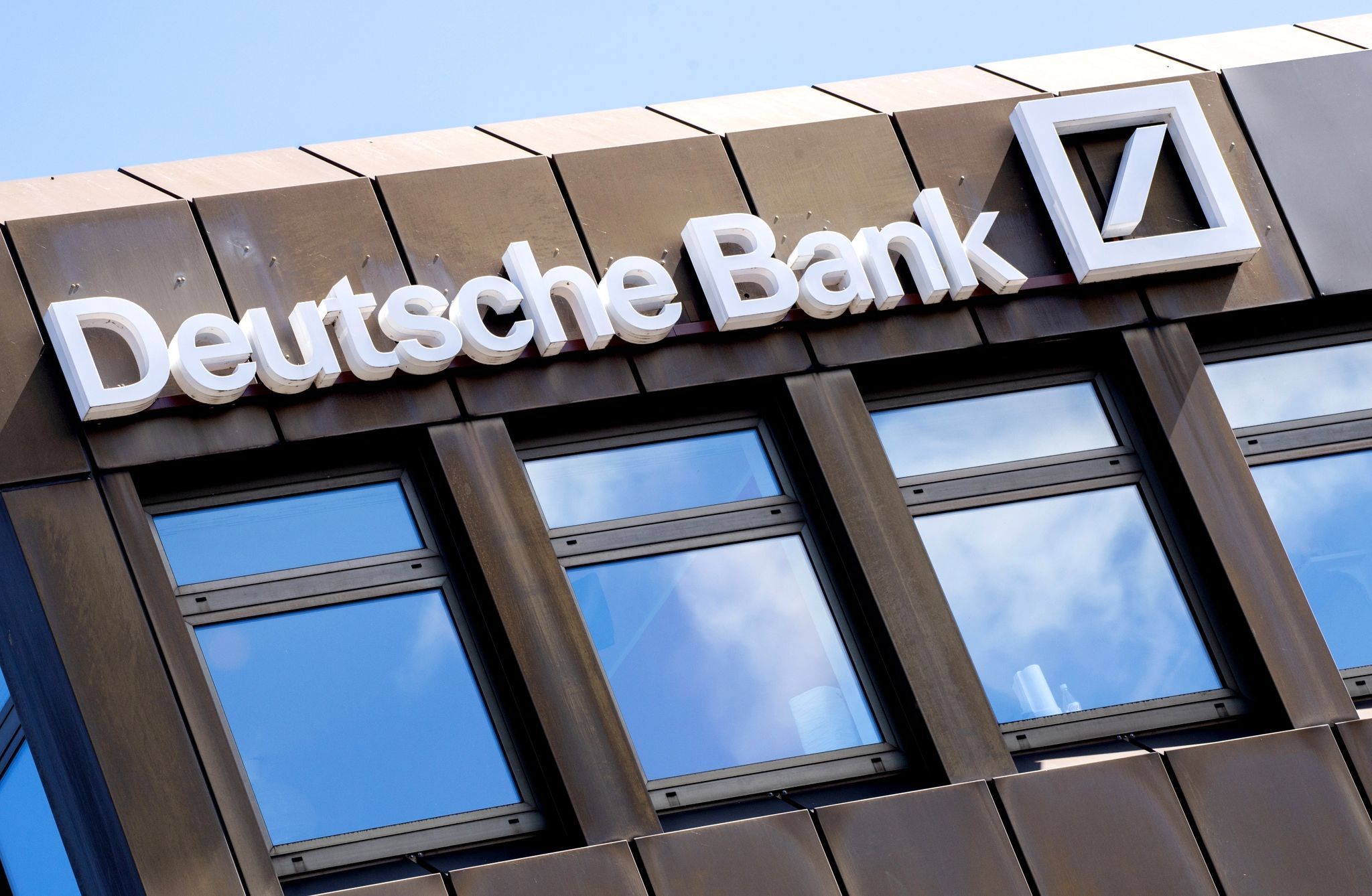 Deutsche Bank: Dividende realistisch – Kritik an Boni