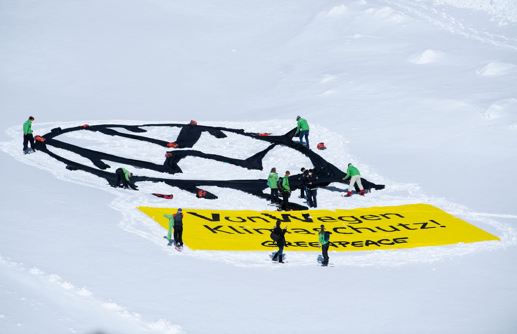Greenpeace bringt Hunderte VW-Schlüssel auf Zugspitze