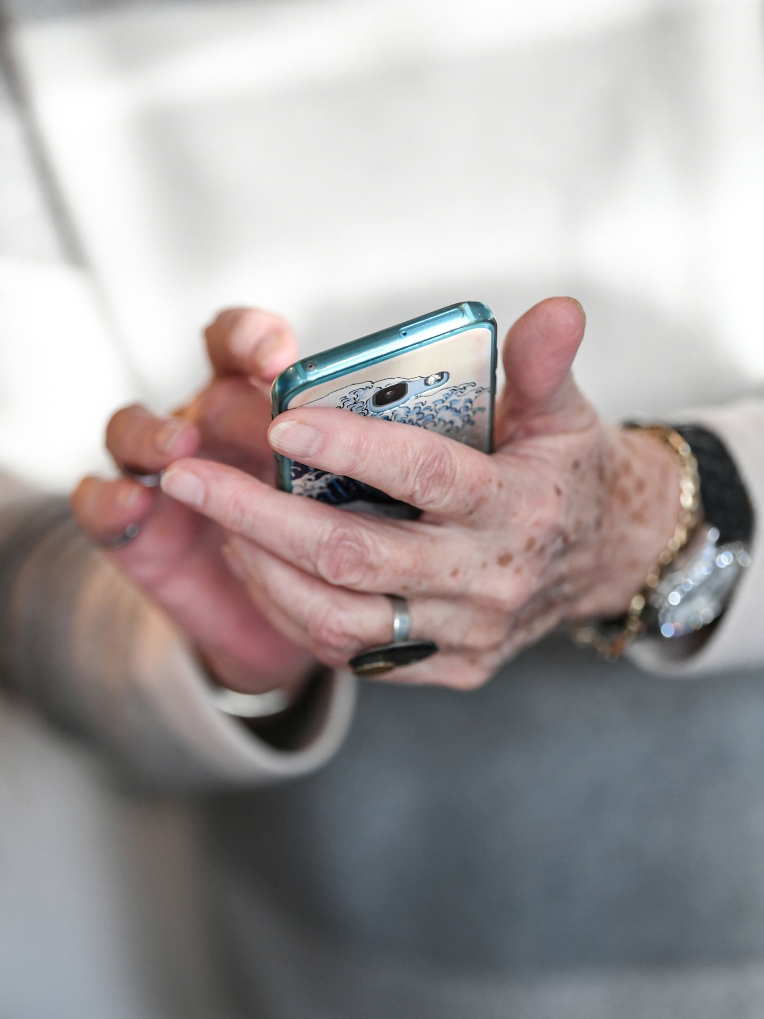 Mehr als die Hälfte der Senioren nutzt kein Smartphone