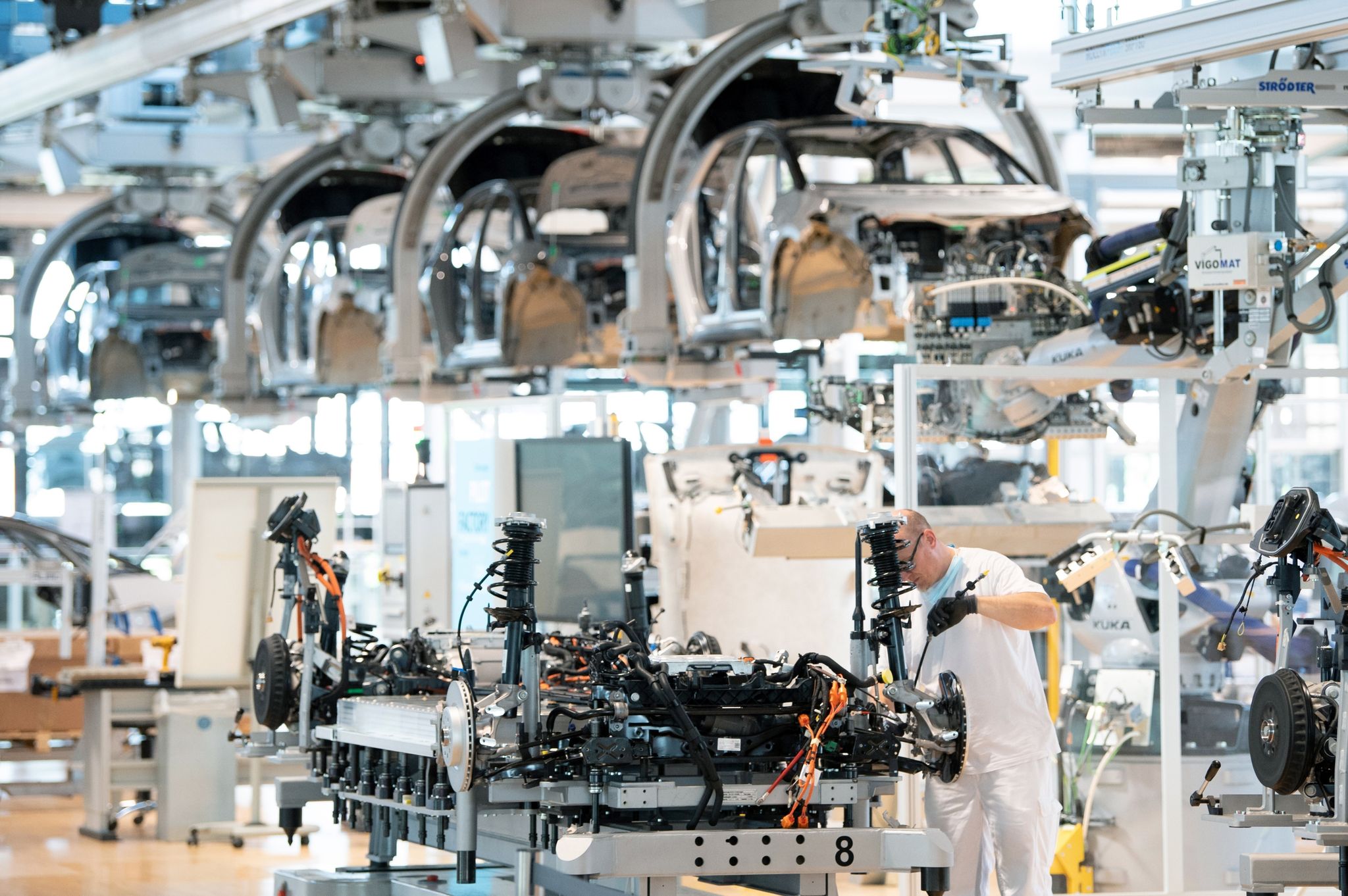 Rohstoff- und Chipmangel bremsen die Autoindustrie