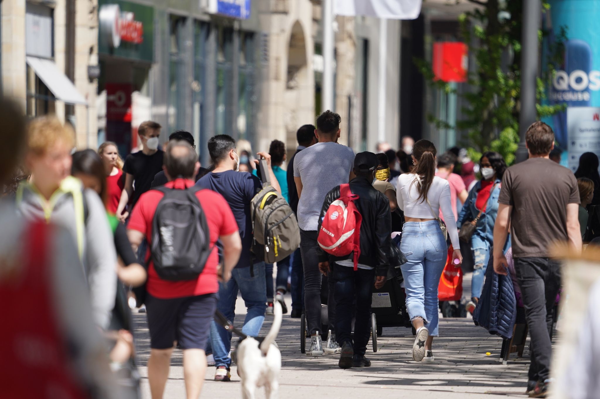 Das Leben kehrt in die Einkaufsstraßen zurück