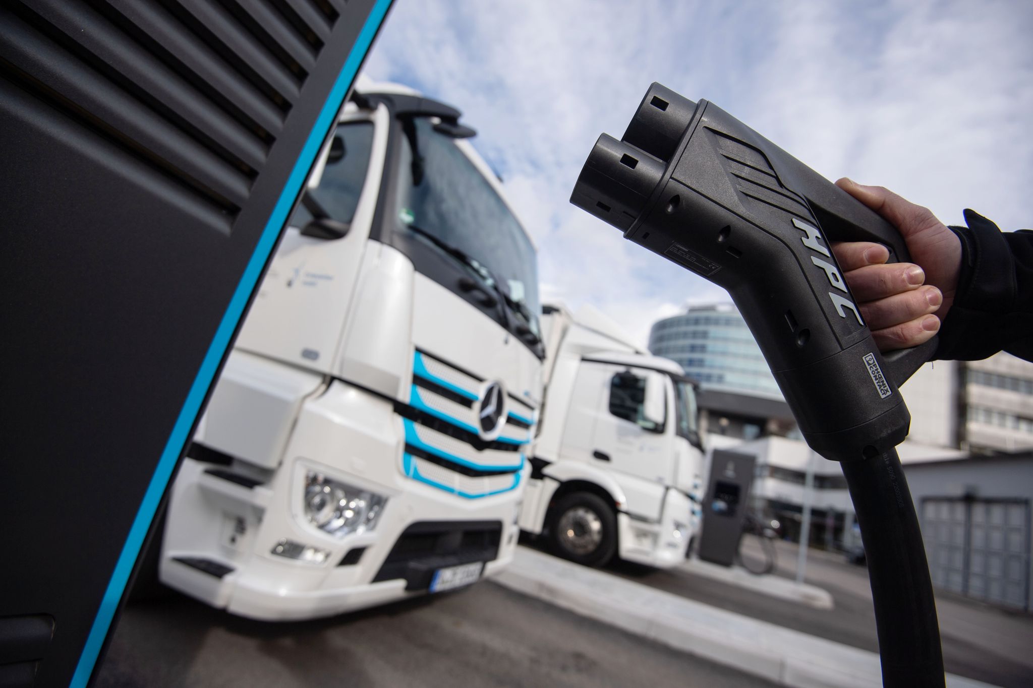Daimler, Traton & Volvo planen 1700 Ladesäulen für Lastwagen