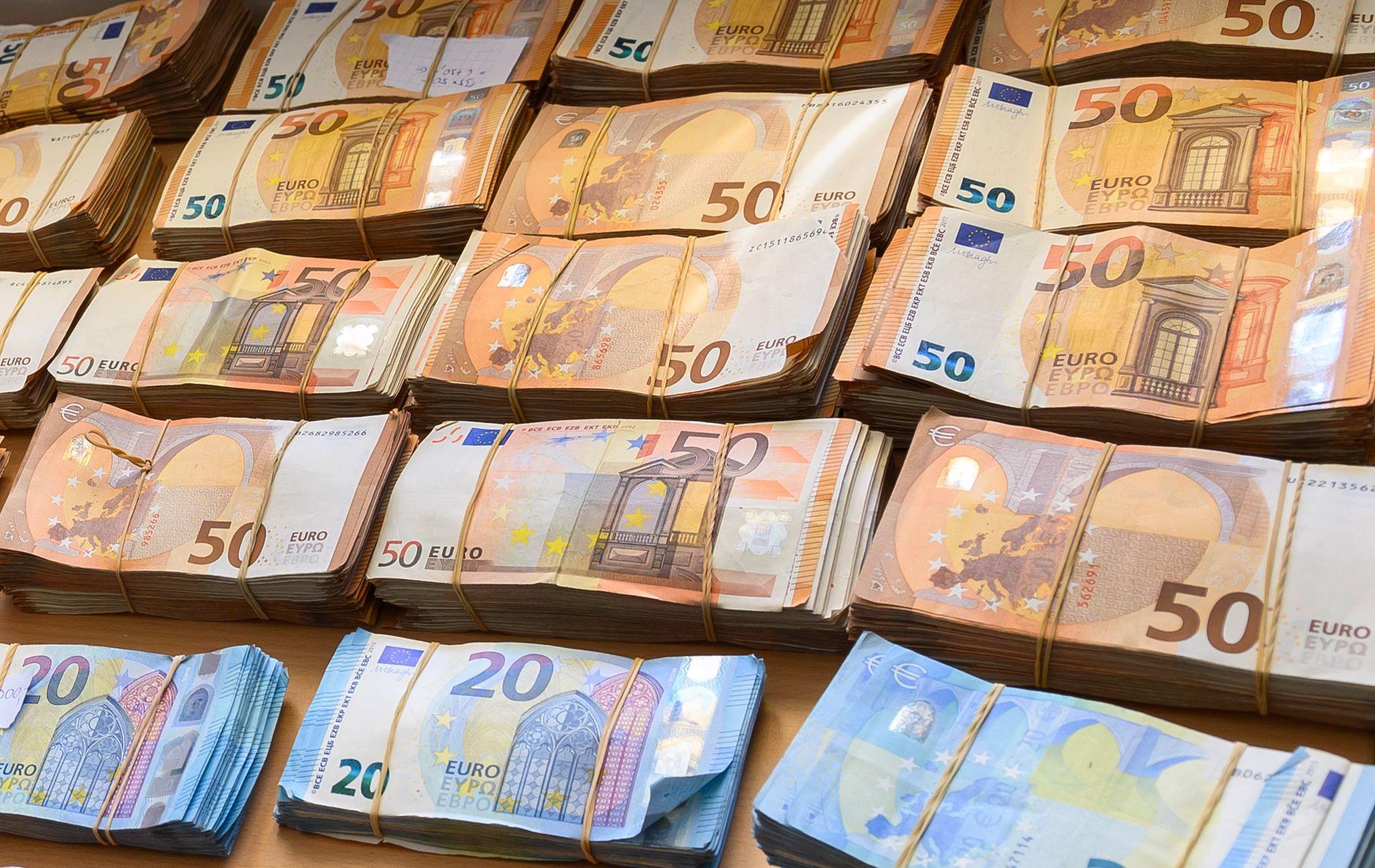 Bargeldgrenze: Brüssel will Geldwäsche an den Kragen