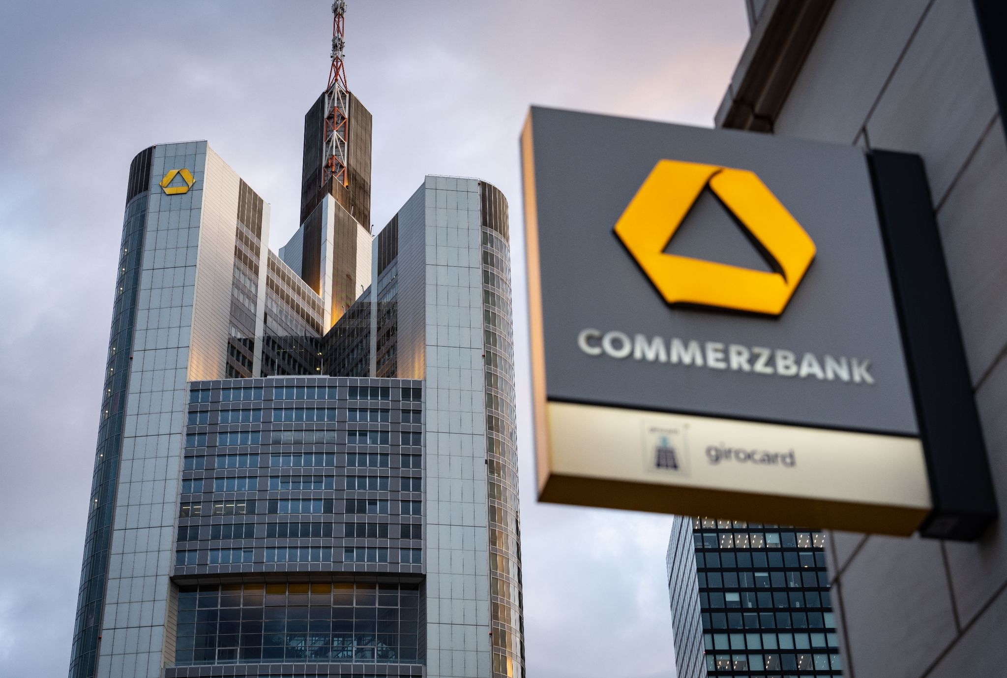Konzernumbau: Commerzbank macht über halbe Milliarde Verlust