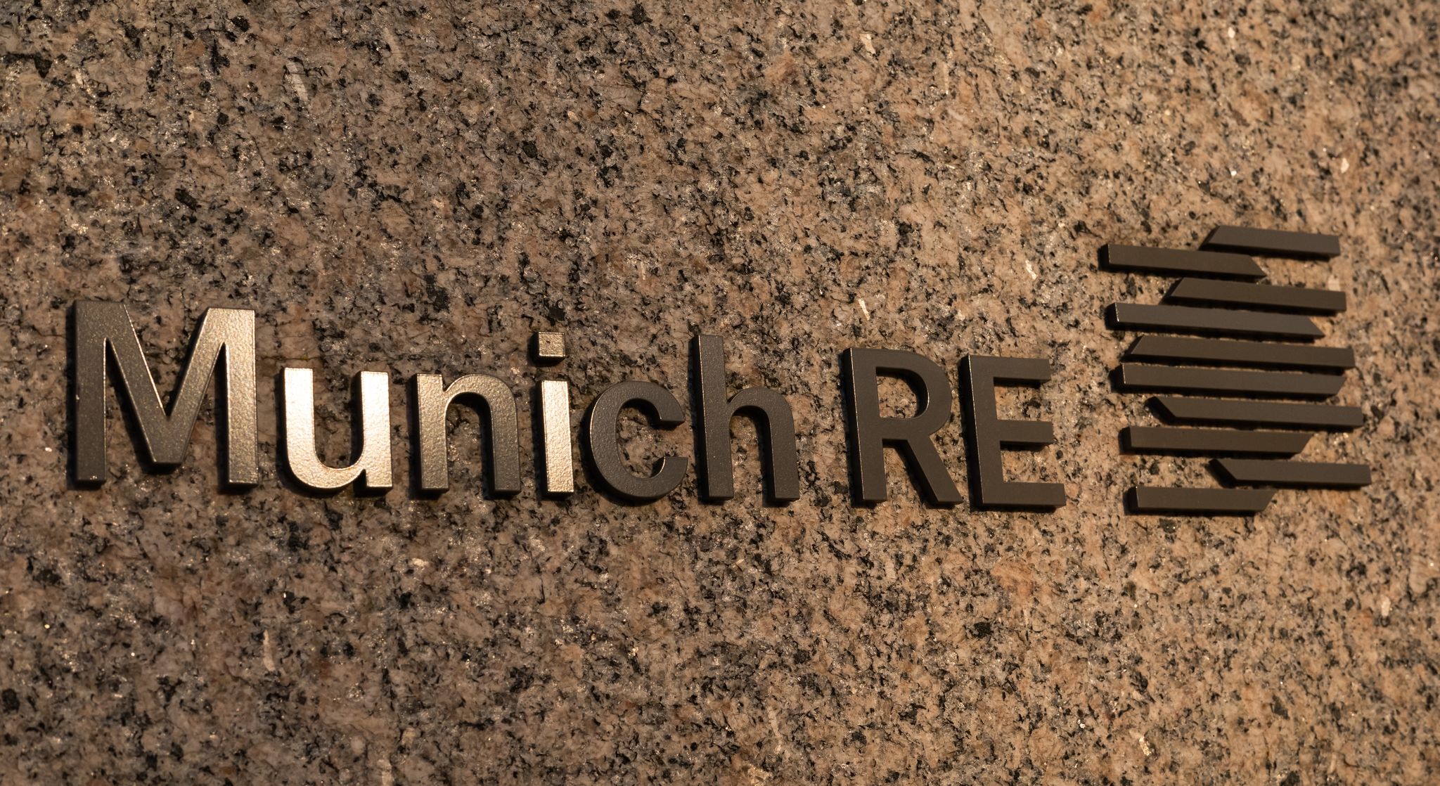 Munich Re hält trotz hoher Hochwasser an Gewinnziel fest