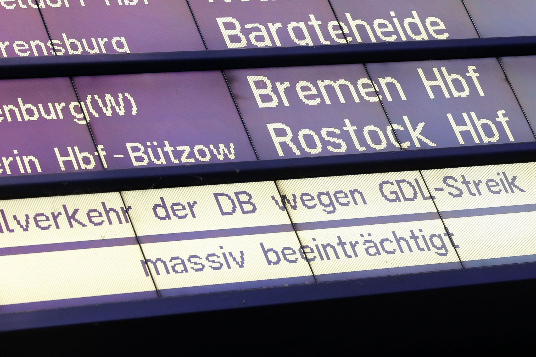 Streik legt große Teile des Bahnverkehrs lahm