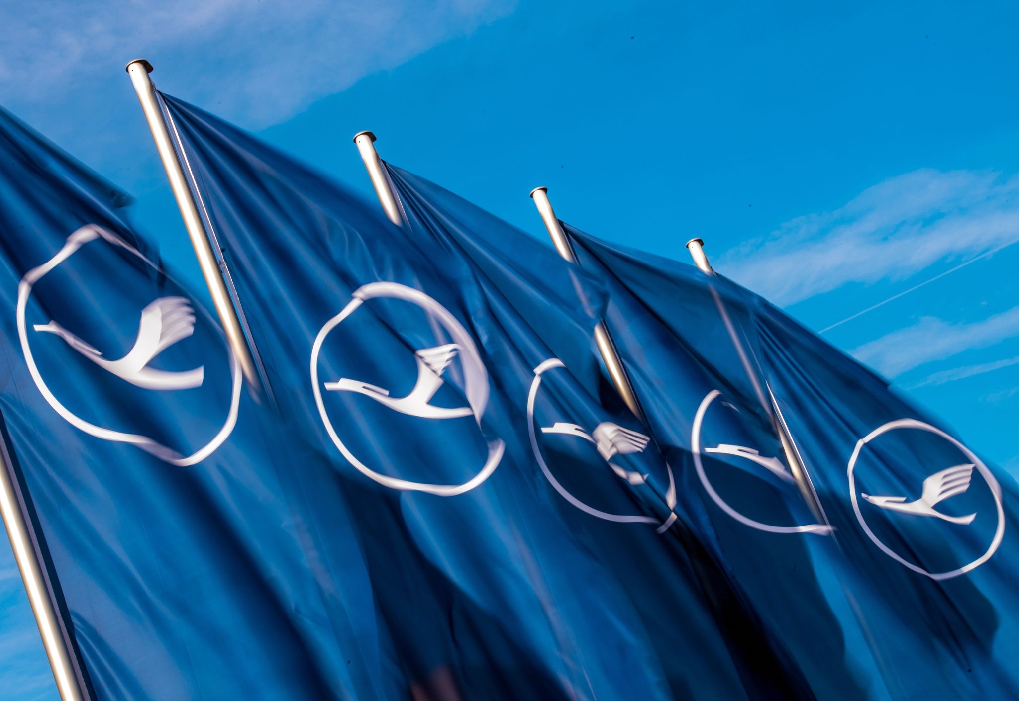 Bund macht erste Lufthansa-Anteile zu Geld