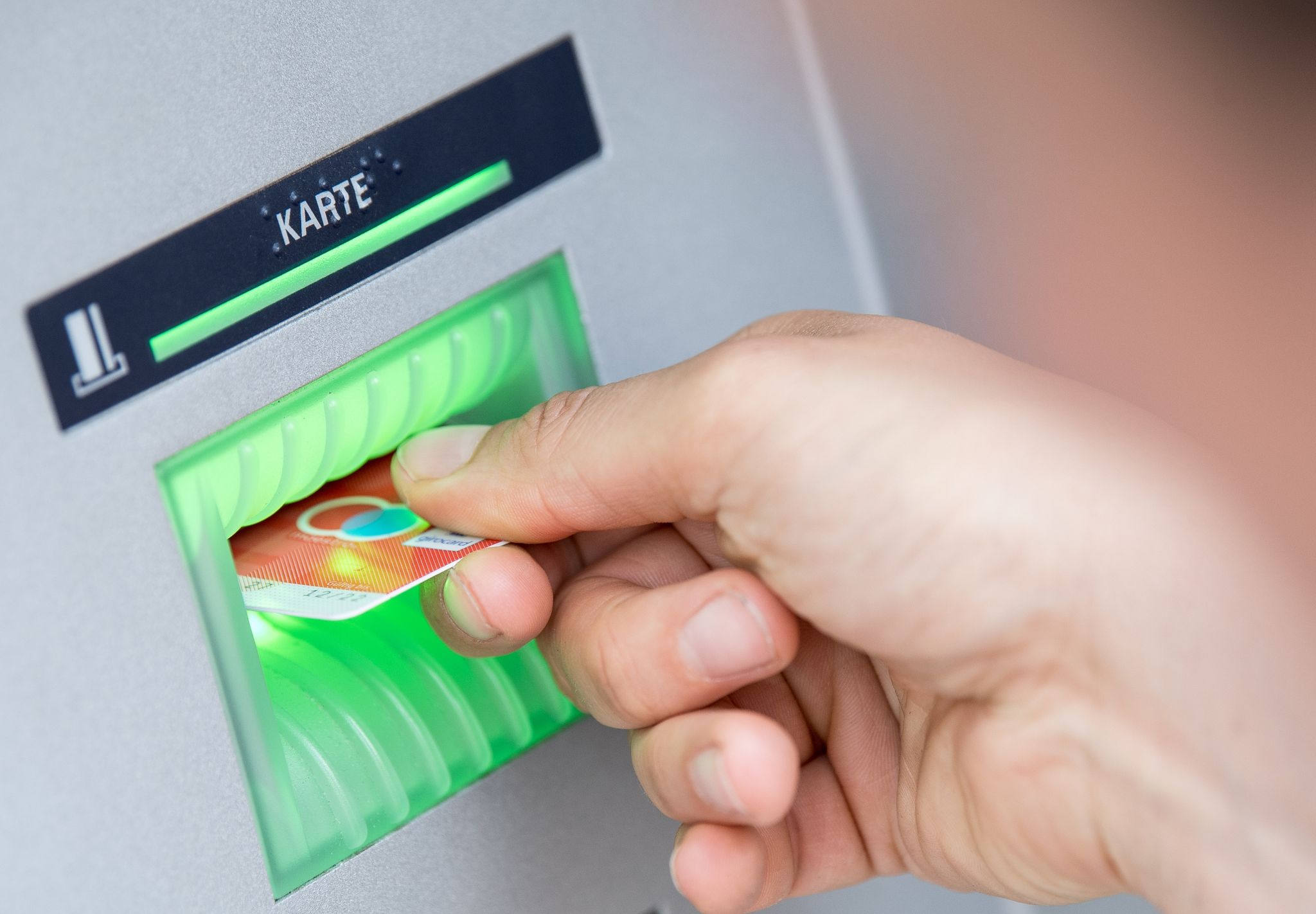 Girokarte als Zahlungsmittel beliebter als Bargeld