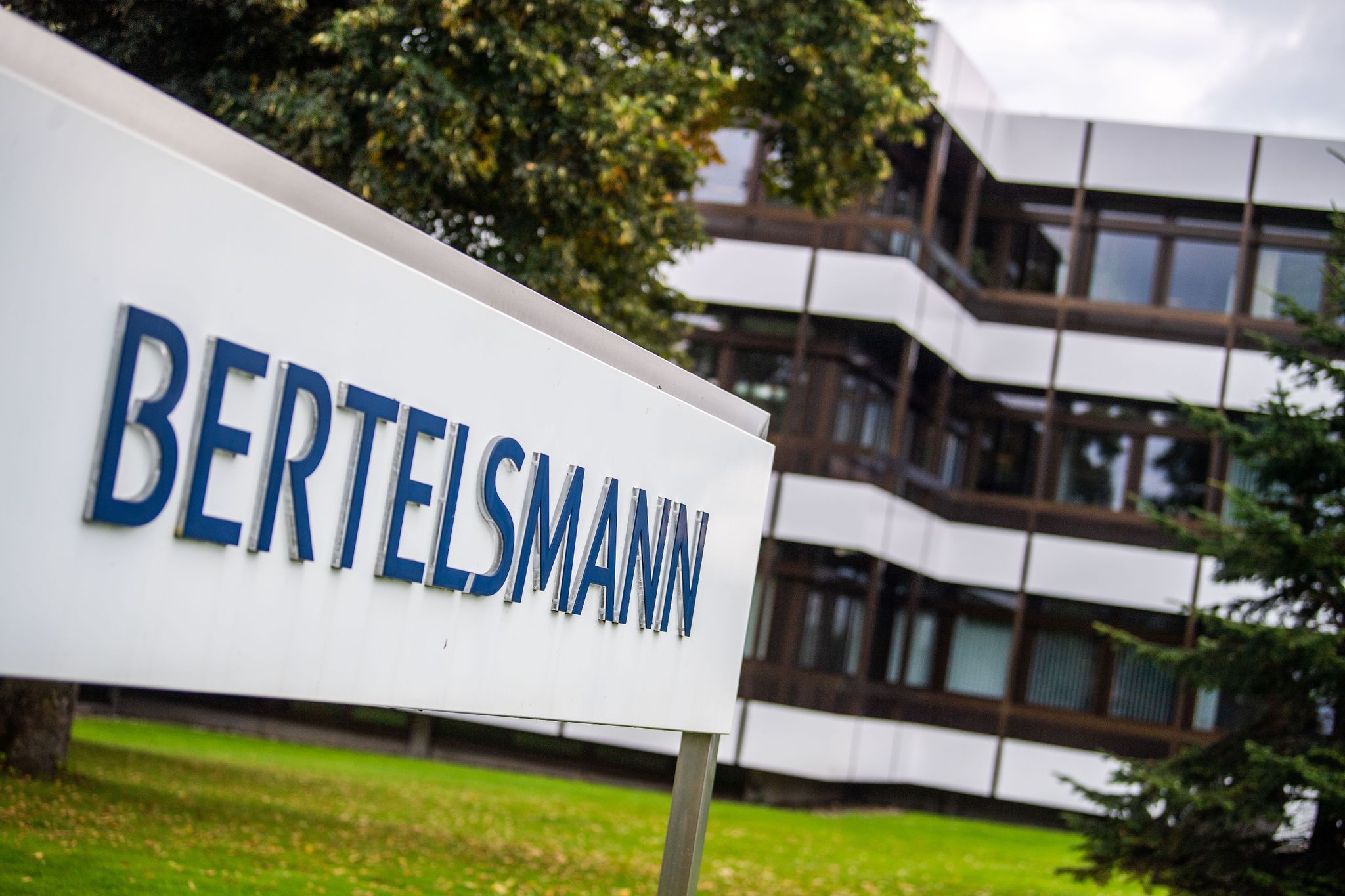 Bertelsmann hebt Gewinnprognose kräftig an