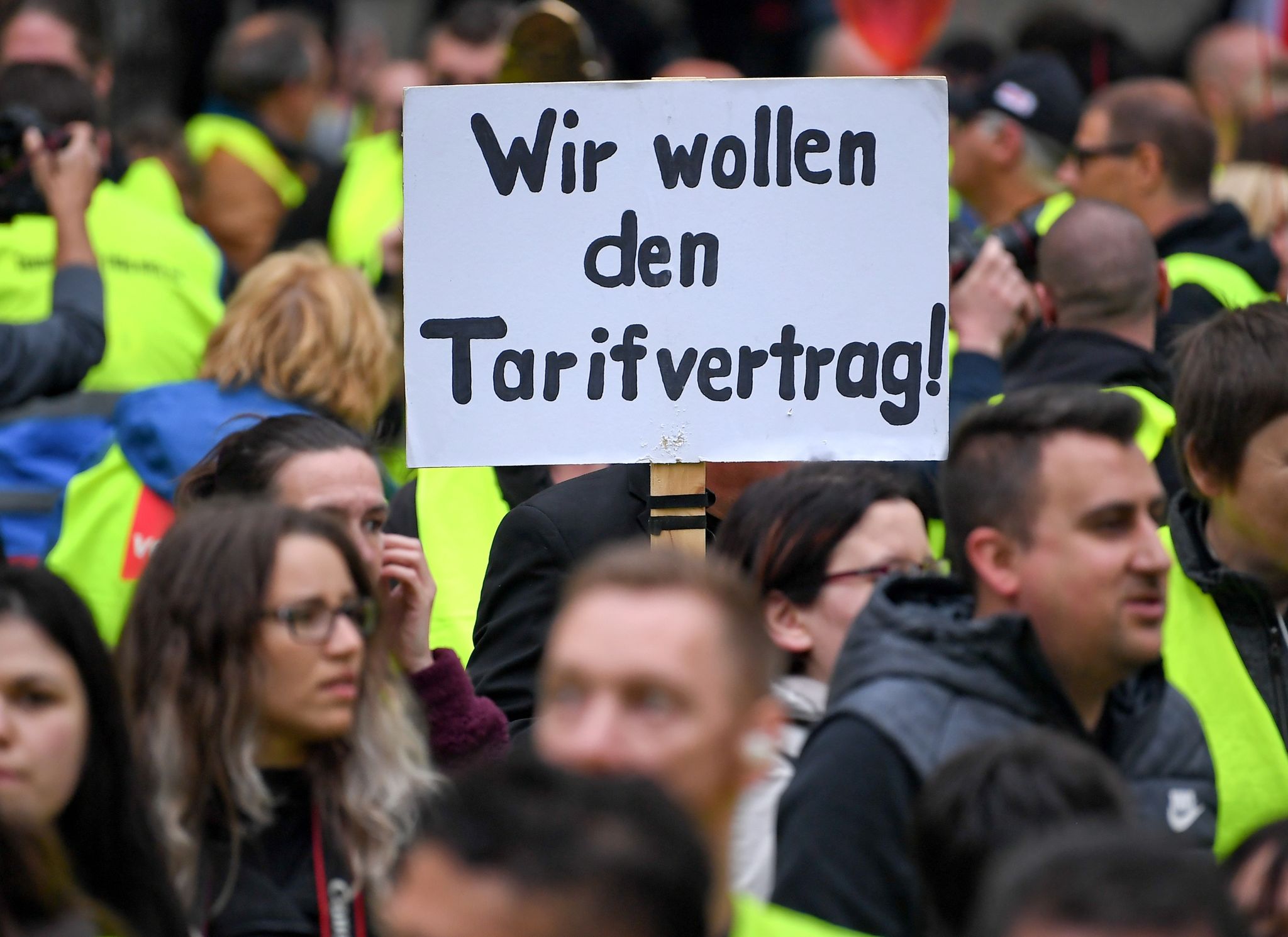Tarif-Beschäftigte verdienen bis zu 50 Prozent mehr