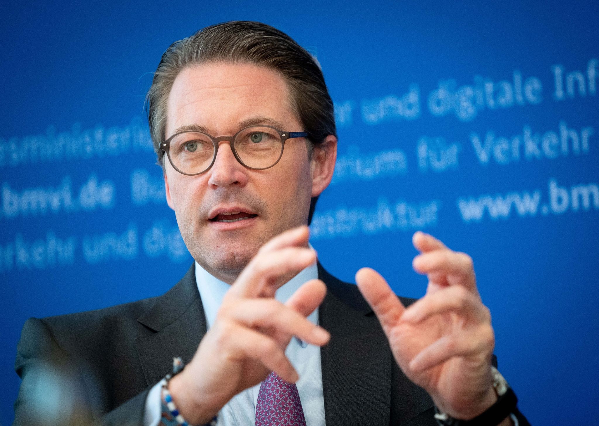 Scheuer zu Spritpreis: Bei zwei Euro muss Politik eingreifen