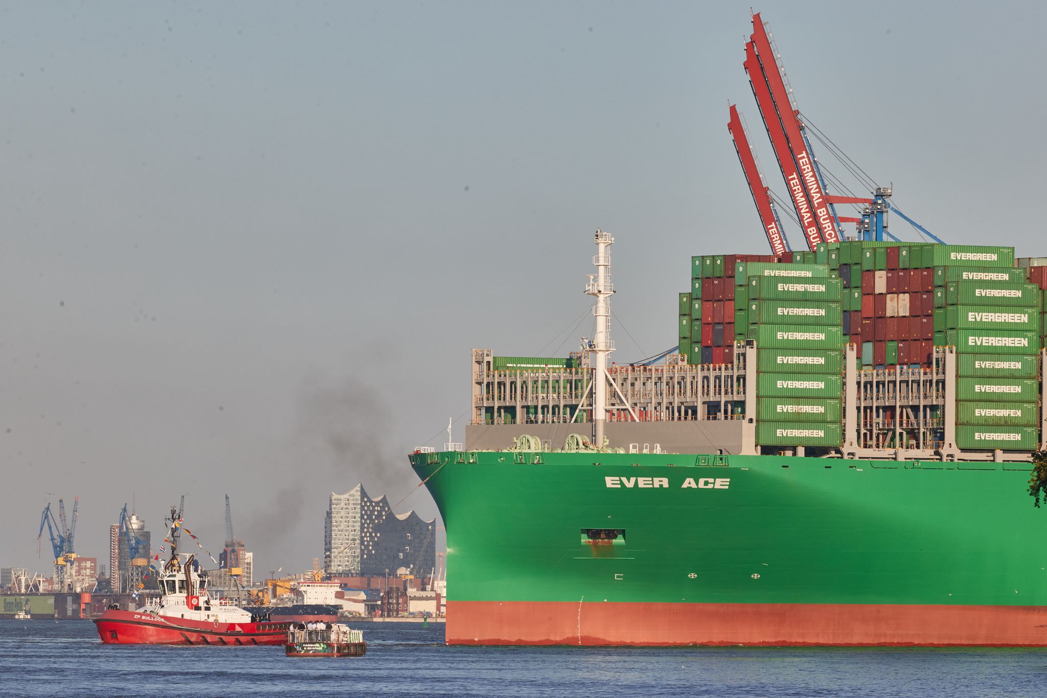 Weltgrößtes Containerschiff läuft Hamburger Hafen an