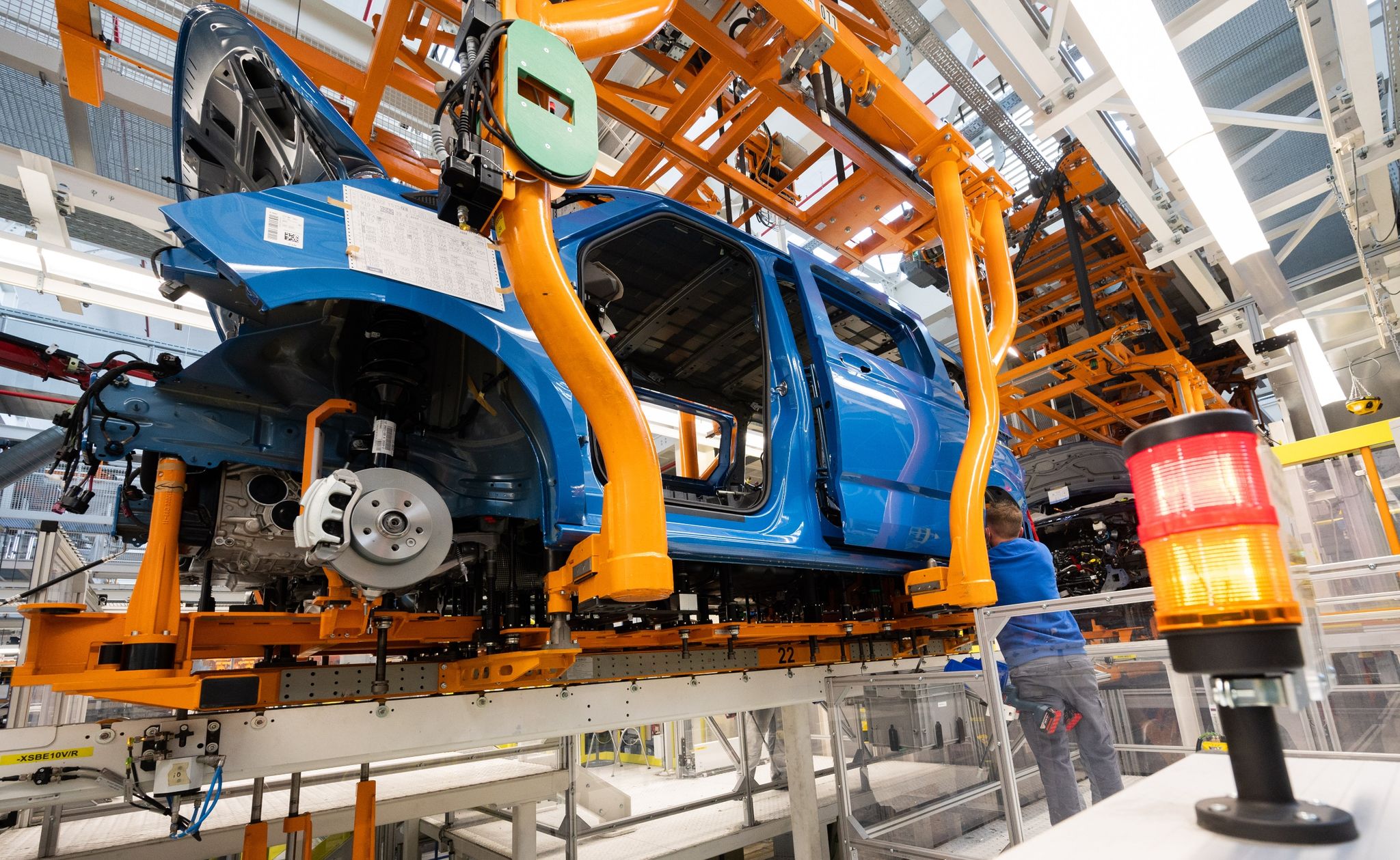 Materialmangel: Industrieproduktion gibt stark nach