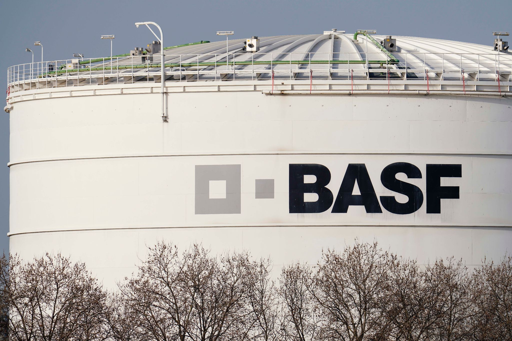 BASF hebt nach starkem Quartal Jahresziele erneut an