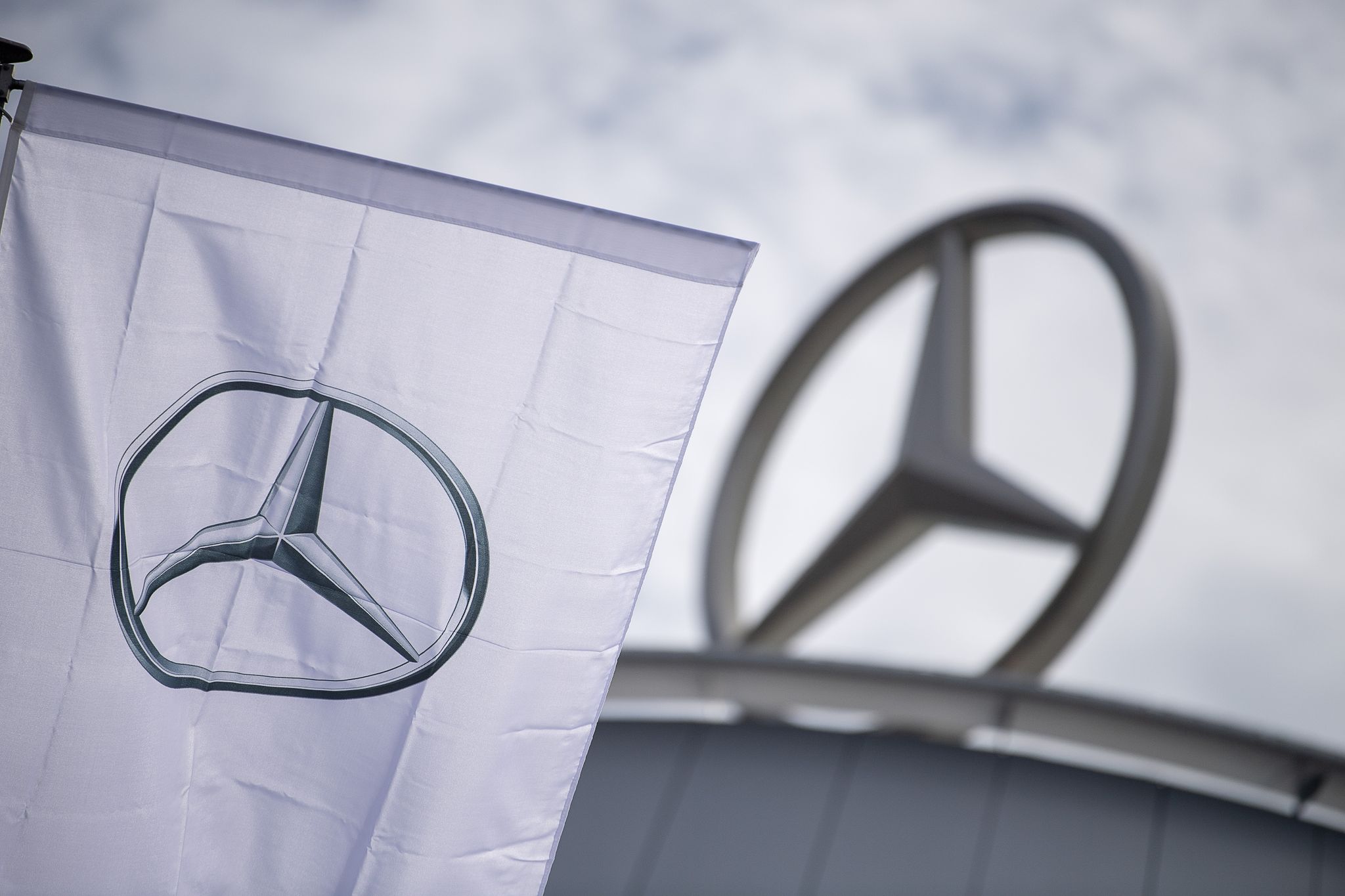 Daimler steigert Gewinn trotz Absatzeinbruch