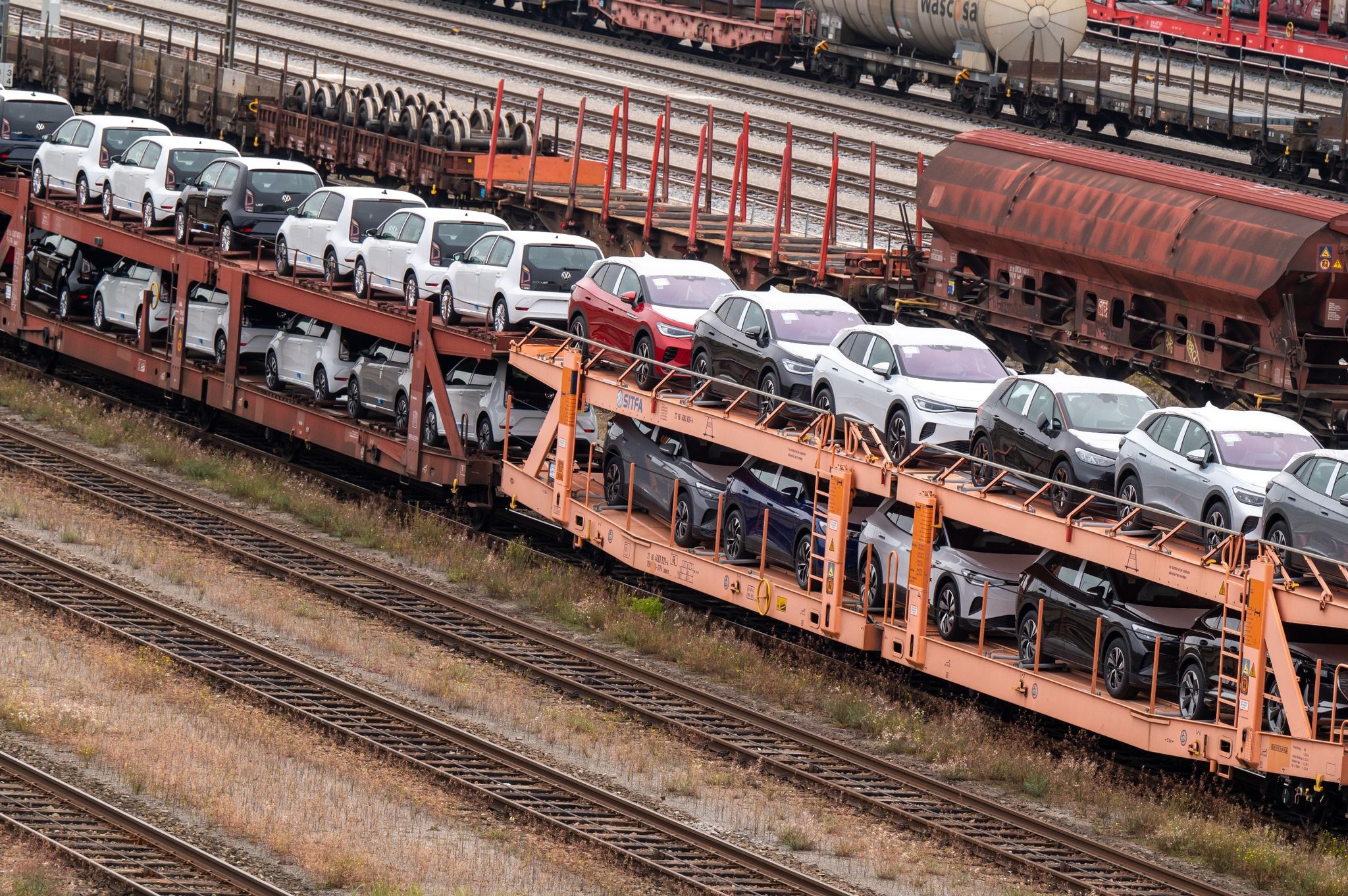 Engpässe: Ein halbes Jahr Warten auf den Neuwagen