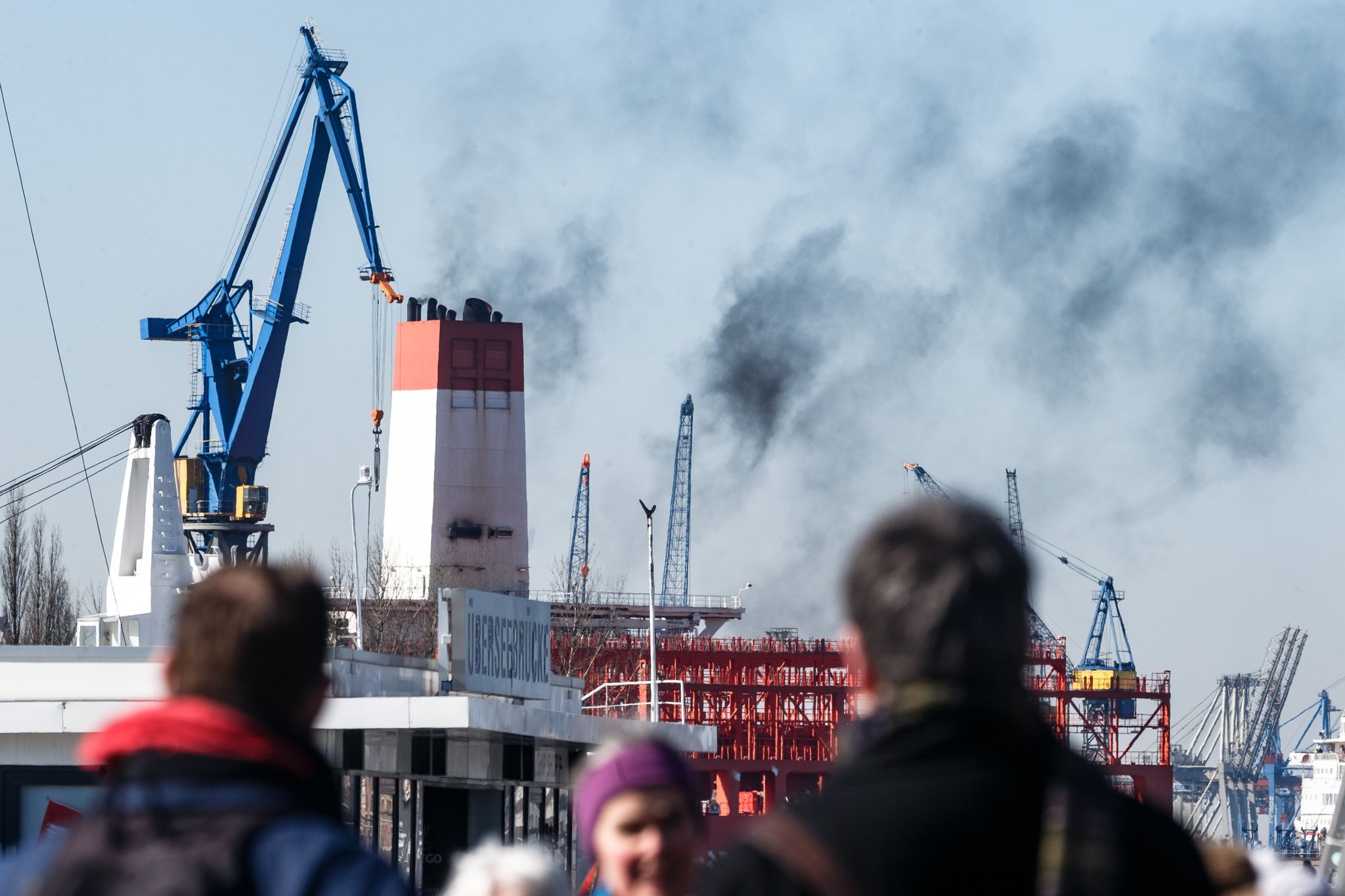 Hamburg bestellt Landstromversorgung für Containerschiffe