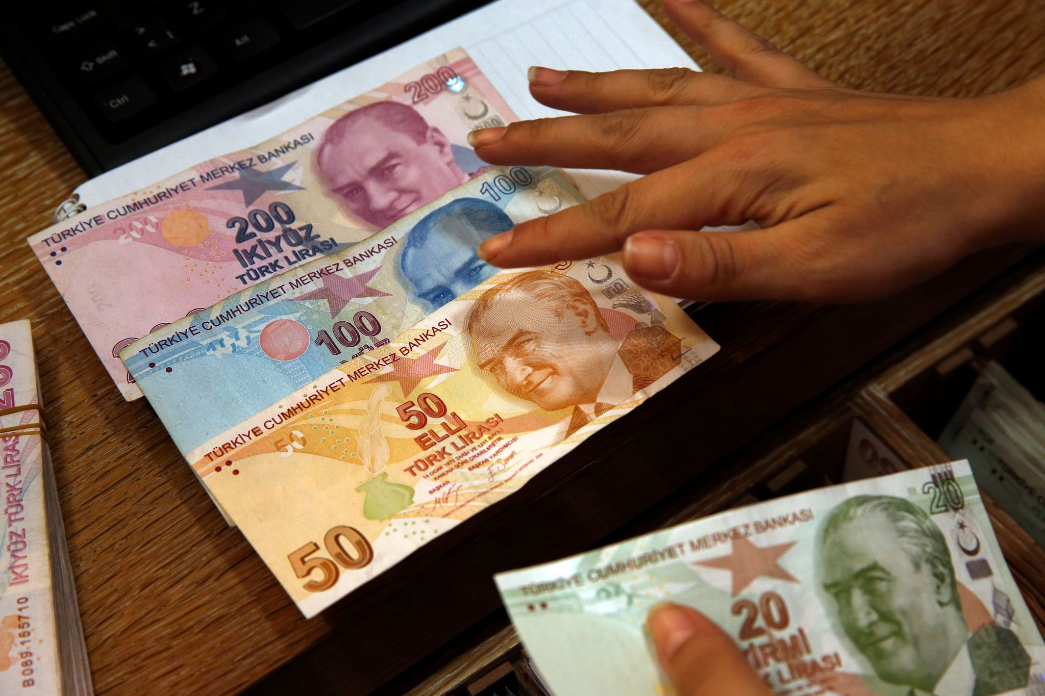 Lira bricht ein – Politiker raten beim Essen zu sparen