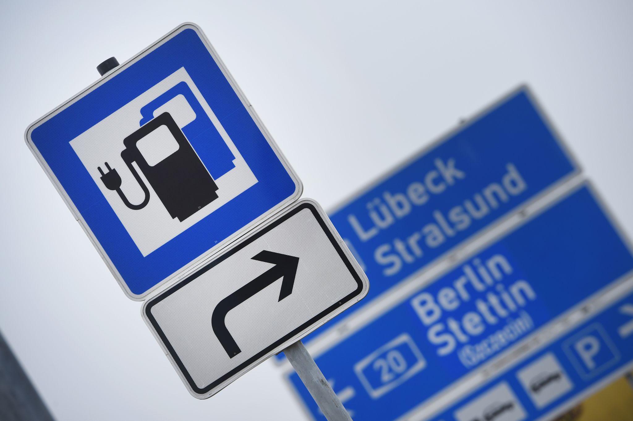 ADAC-Umfrage: Angebot für Schnellladen von E-Autos bemängelt