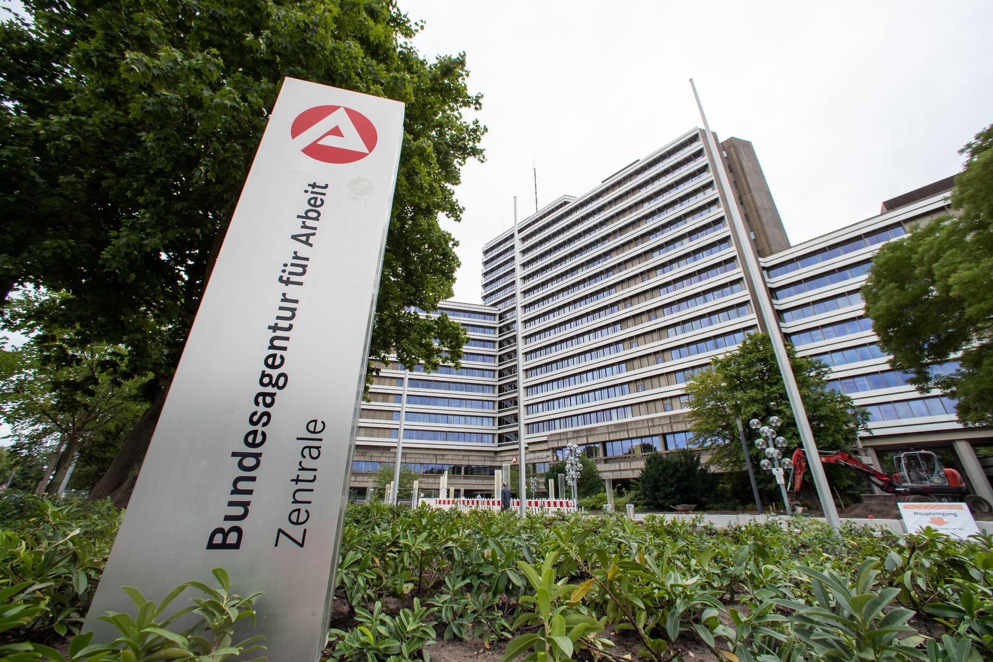 Zahl der Arbeitslosen sinkt im November weiter