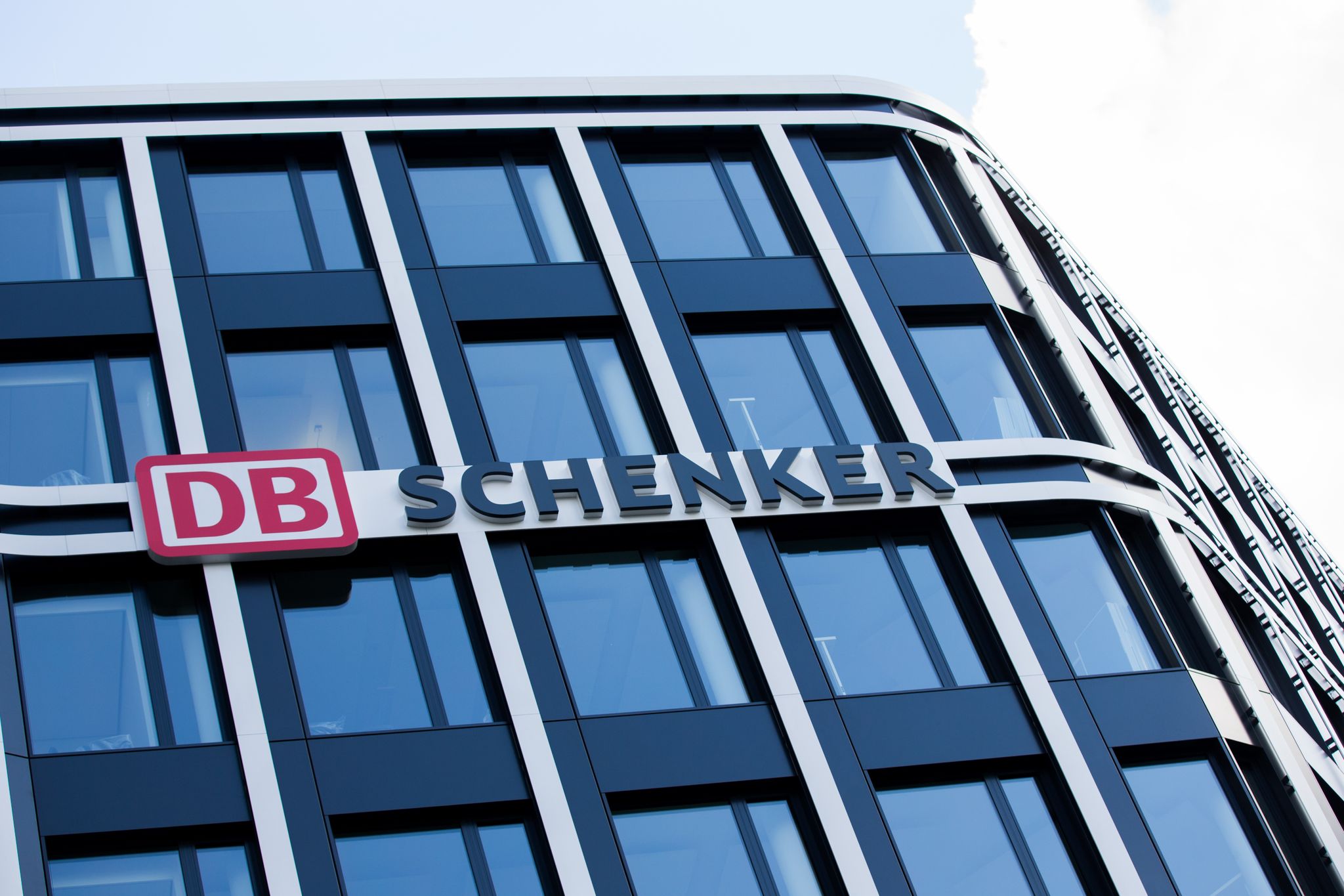 DB Schenker will im großen Stil in E-Lastwagen investieren