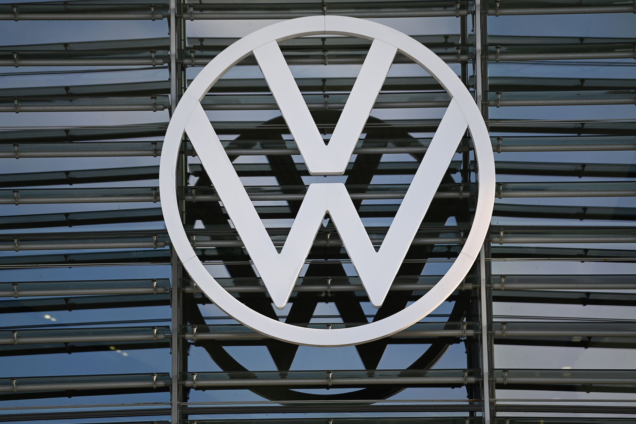 Chipmangel drückt VW-Verkäufe 2021 – E-Modelle im Plus