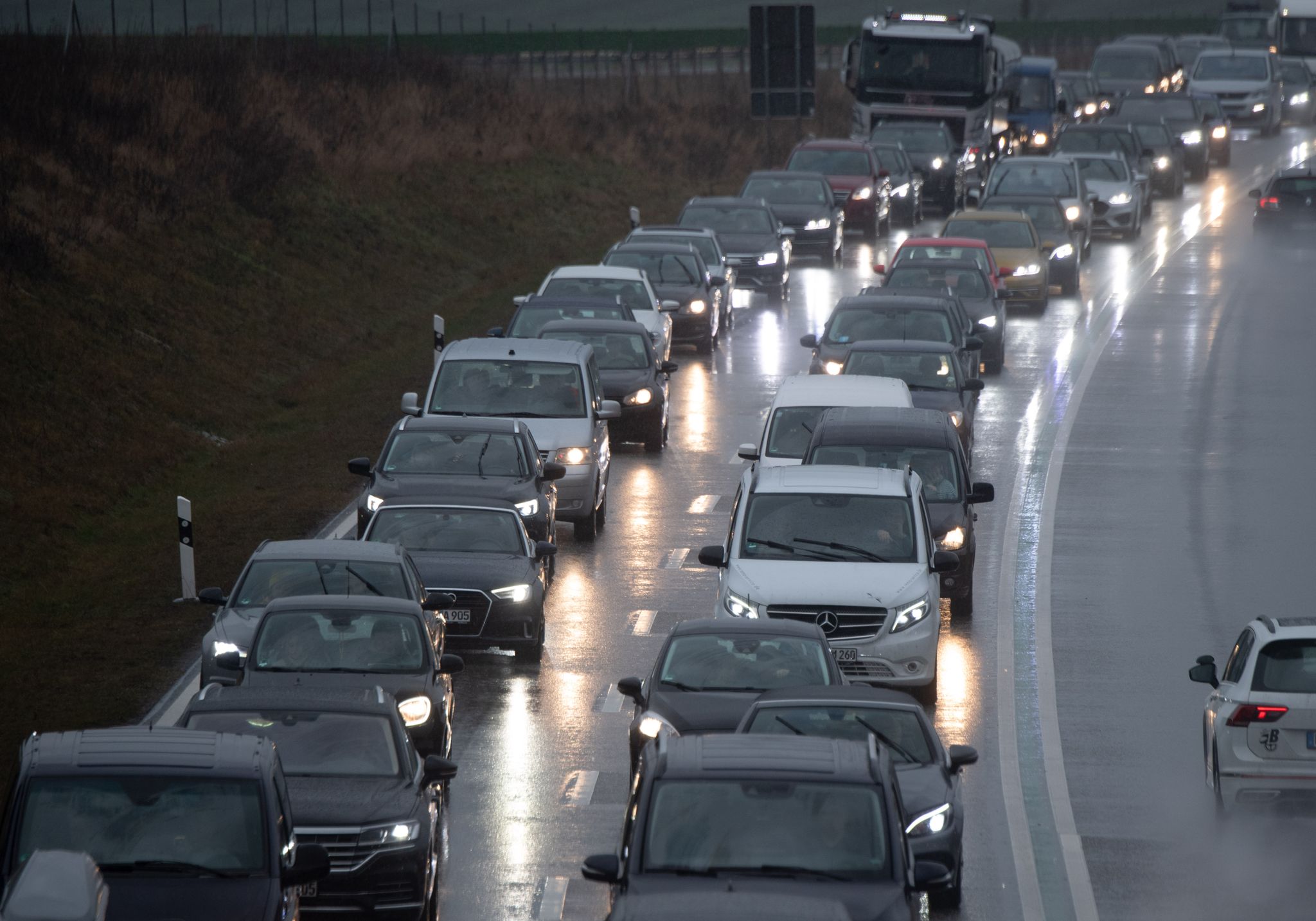 EU-Automarkt sackt 2021 wegen Chipmangels weiter ab