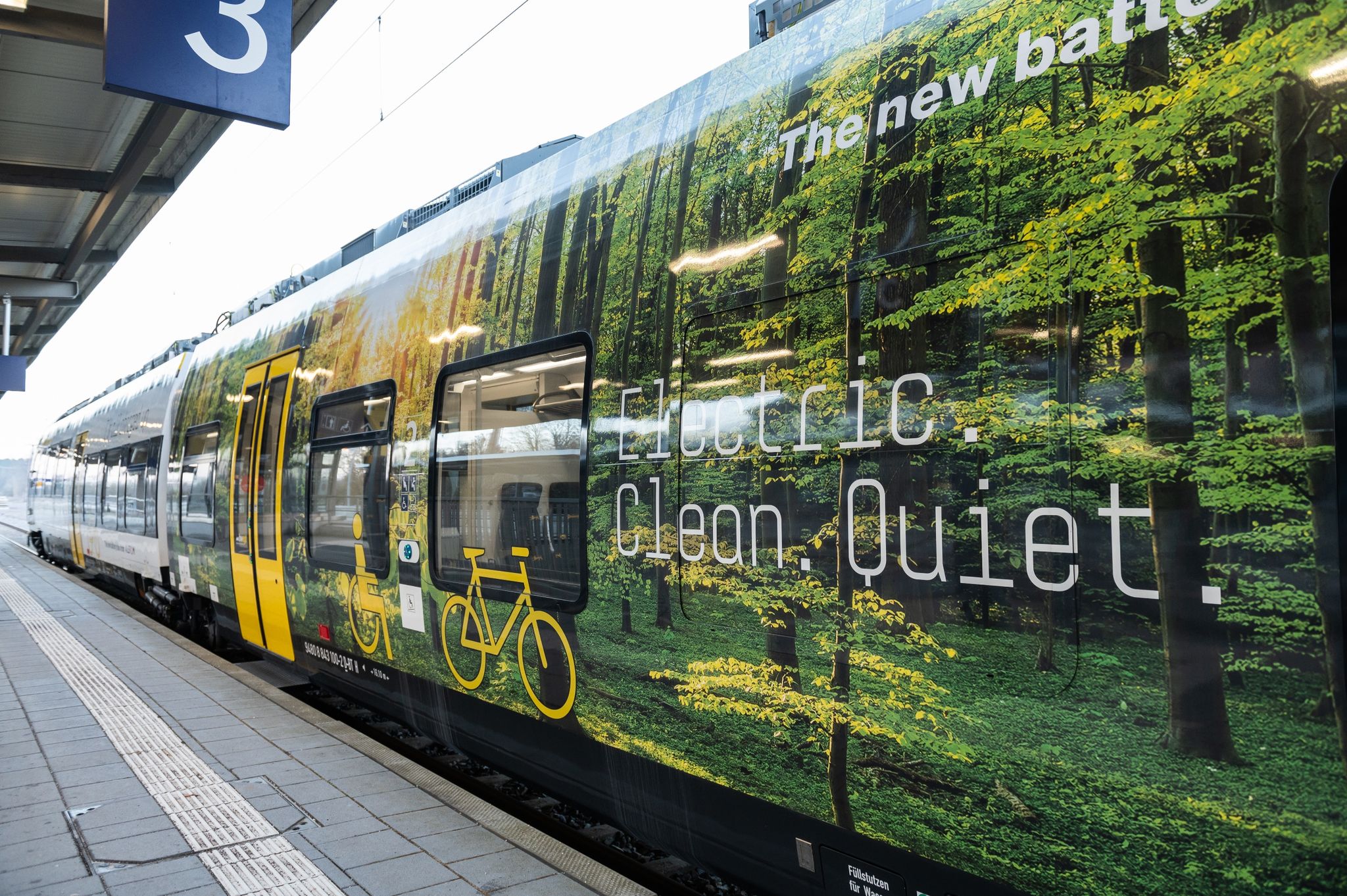 Bahn lässt neuen Batteriezug mit Fahrgästen fahren