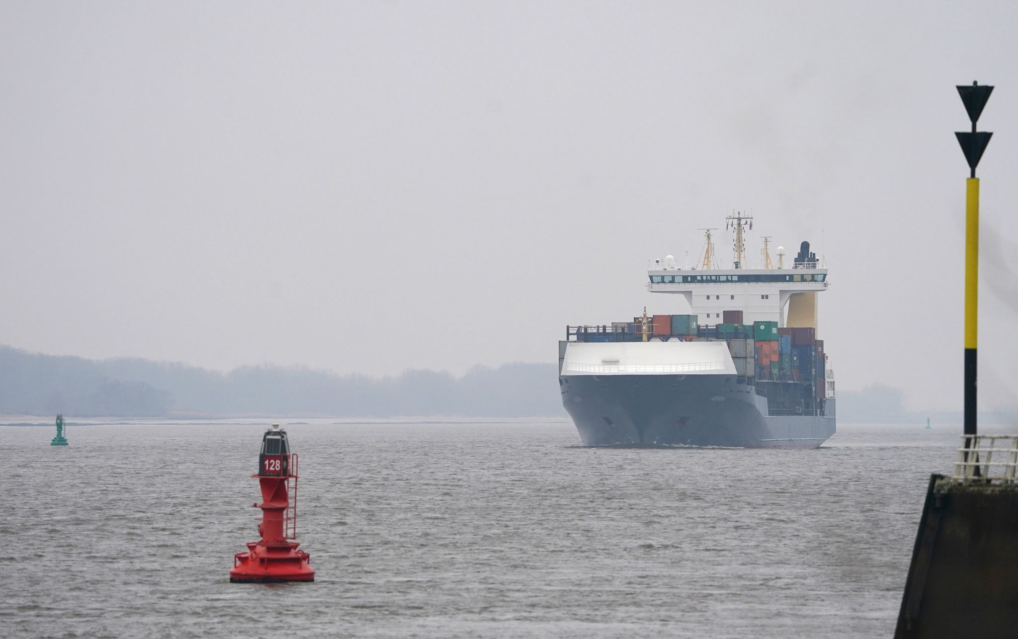 Vertiefte Elbe vollständig für größere Tiefgänge freigegeben